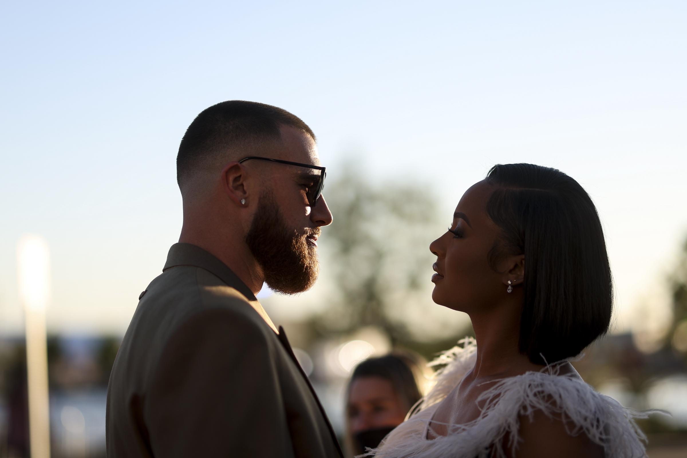 Travis Kelce y Kayla Nicole aparecen en la 11ª edición anual de los NFL Honors el 10 de febrero de 2022, en Inglewood, California. | Fuente: Getty Images