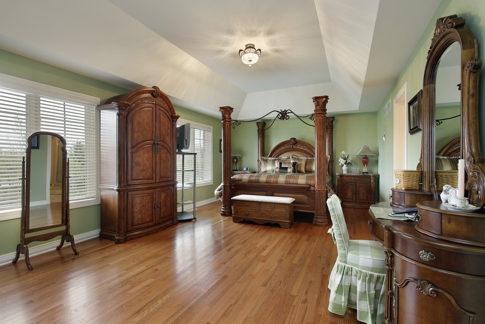 Gran dormitorio principal con cama de madera enmarcada. | Fuente: Shutterstock