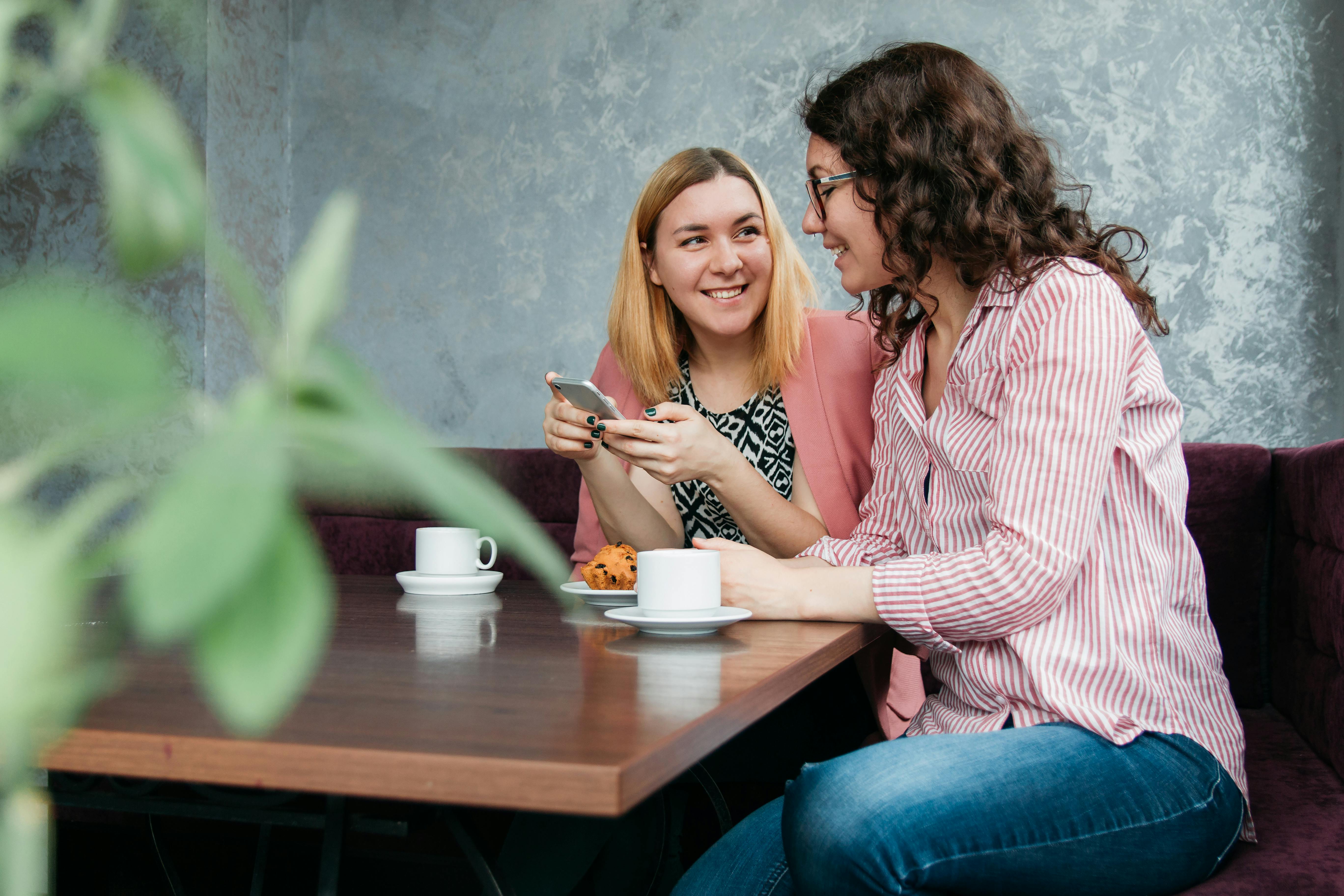 Dos mujeres hablando mientras toman café | Fuente: Pexels