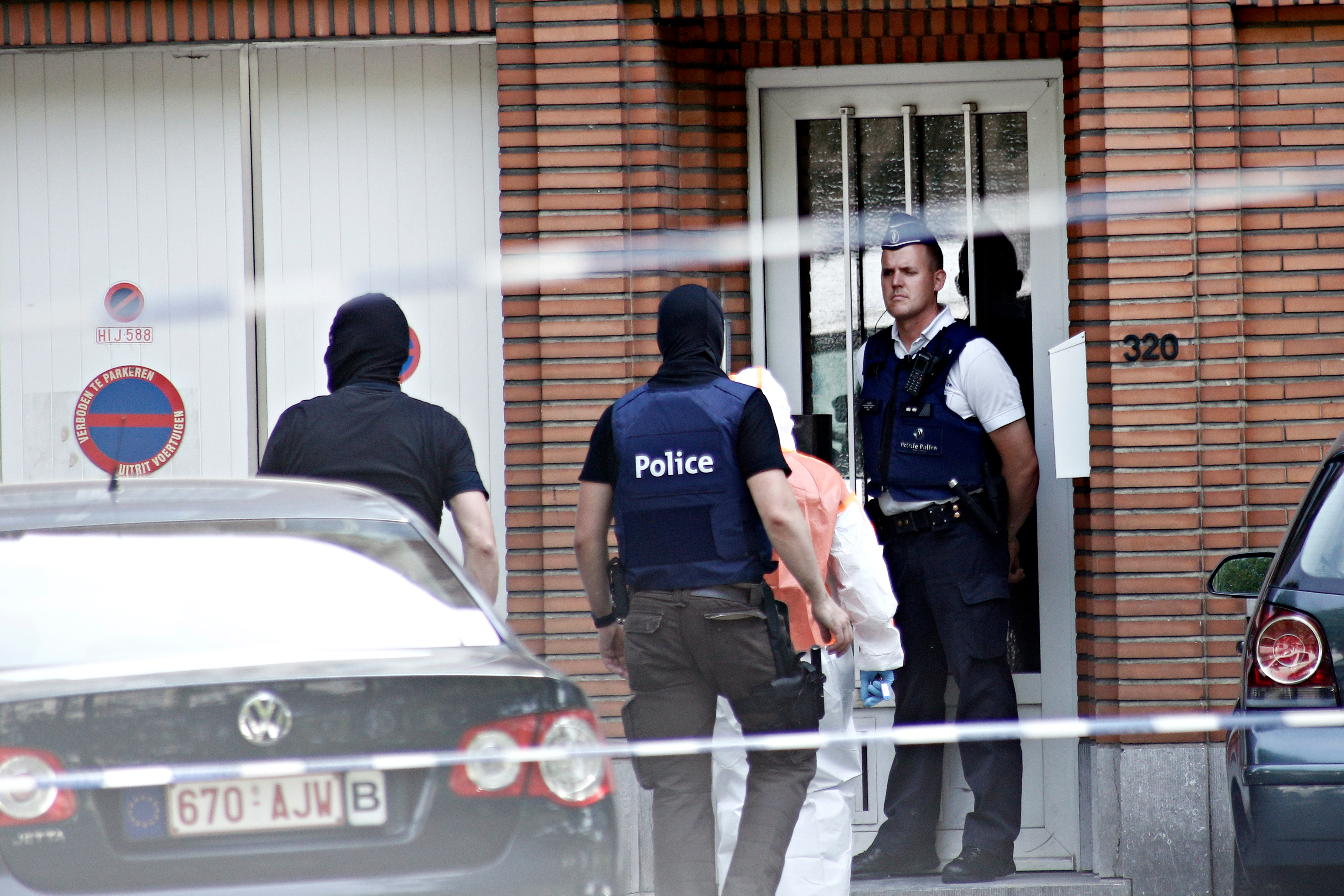 Policía cerca de una puerta | Foto: Shutterstock