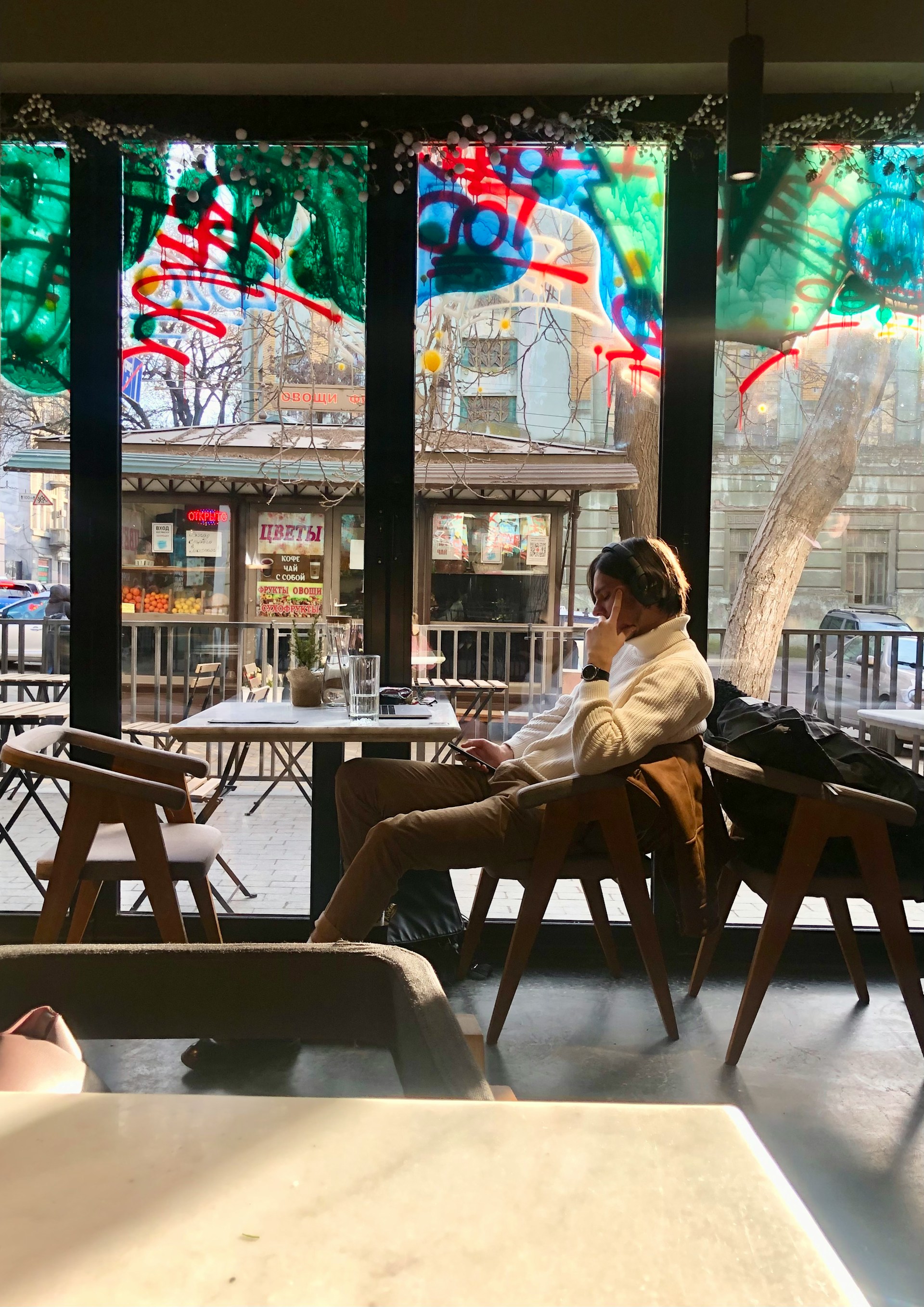 Un joven sentado en una cafetería | Fuente: Unsplash