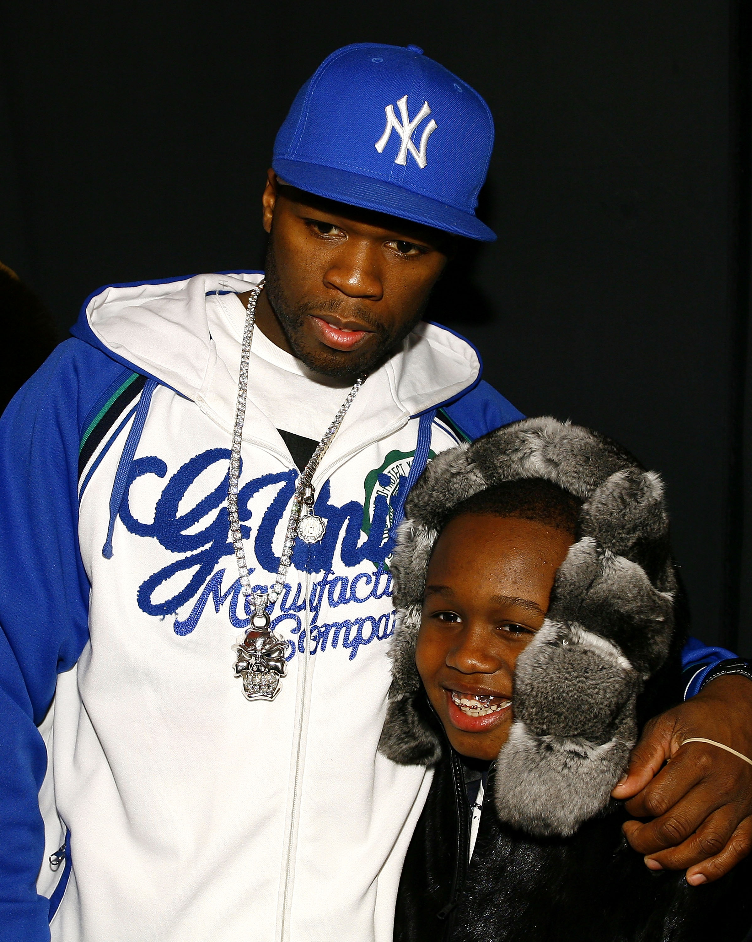 50 Cent y Marquis Jackson llegan al backstage del desfile de moda de otoño de Child Magazine el 9 de febrero de 2007, en Nueva York | Fuente: Getty Images