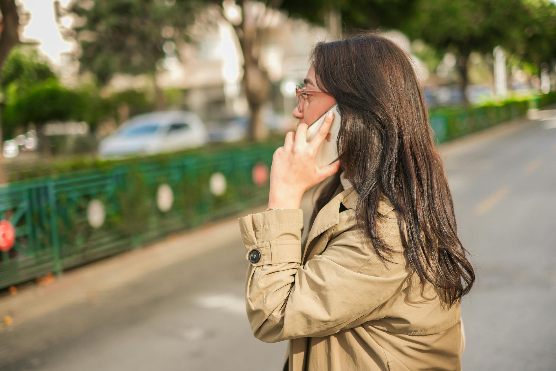 Una mujer hablando por teléfono | Fuente: Pexels