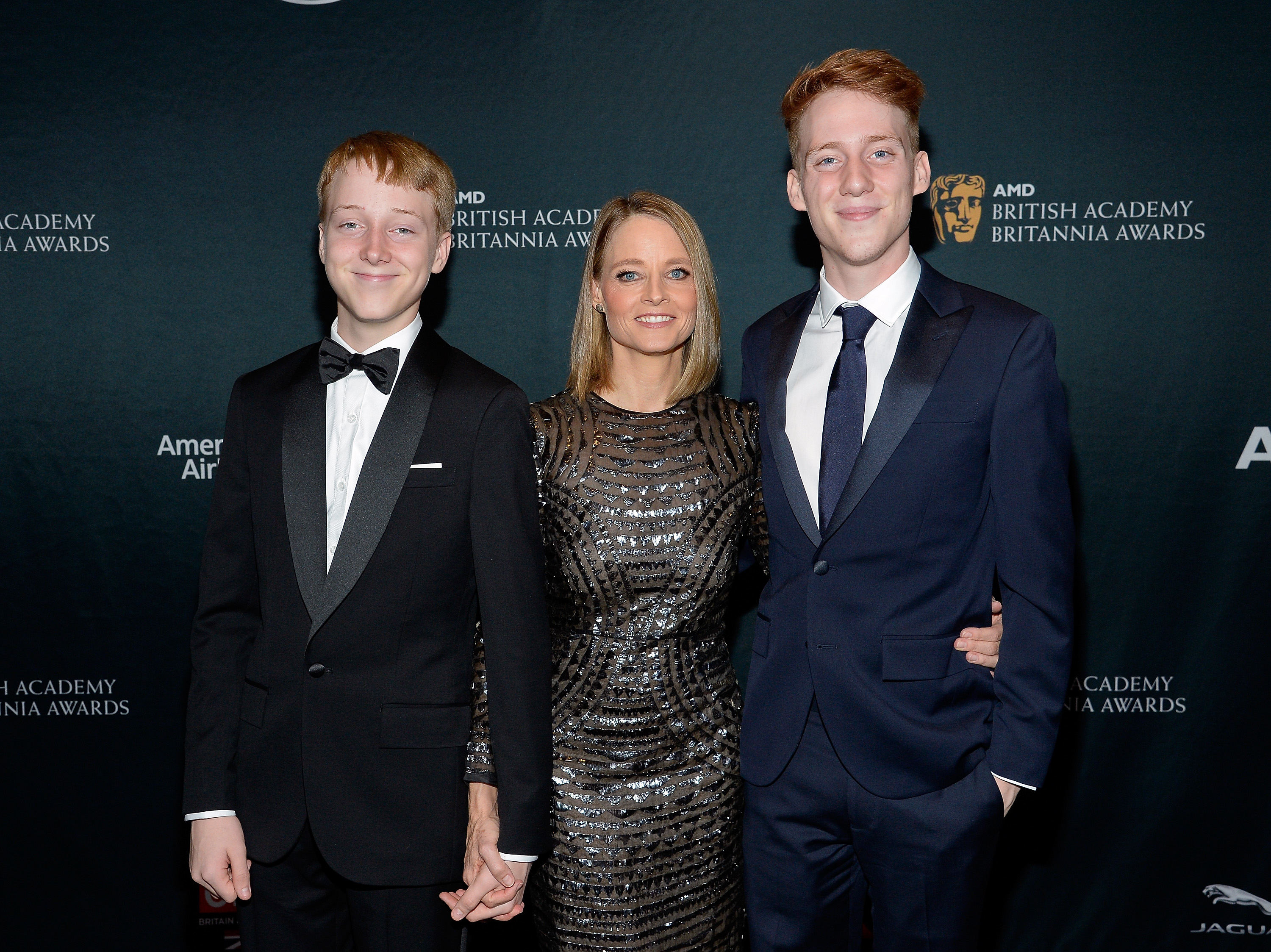 Kit Bernard Foster, la homenajeada Jodie Foster y Charles Bernard Foster asisten a los Premios Britannia 2016 de la AMD British Academy el 28 de octubre de 2016 en Beverly Hills, California | Fuente: Getty Images