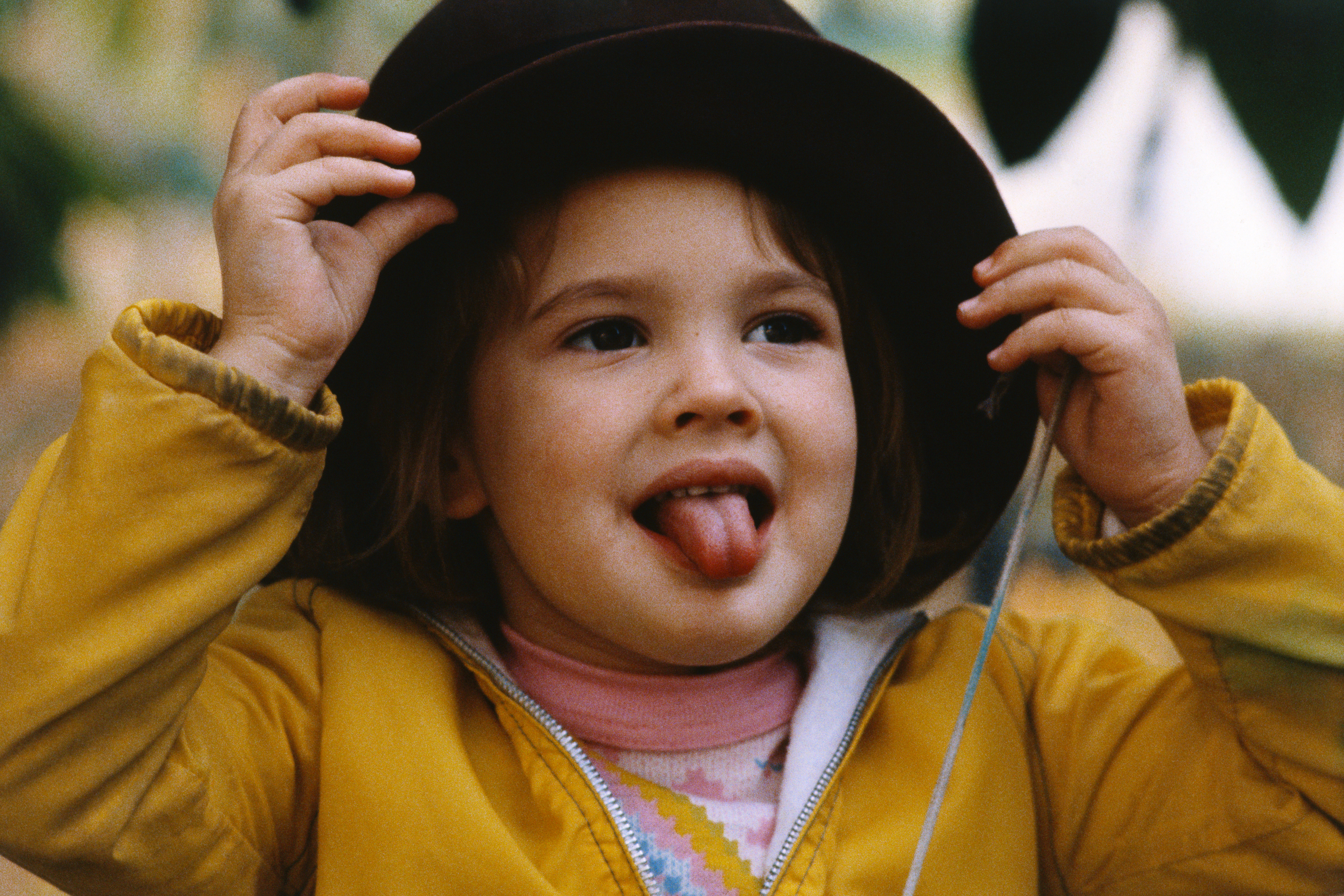 La estrella de cine, de 4 años, se imagina que es mayor mientras se prueba uno de los sombreros de su madre el 21 de marzo de 1979. | Fuente: Getty Images