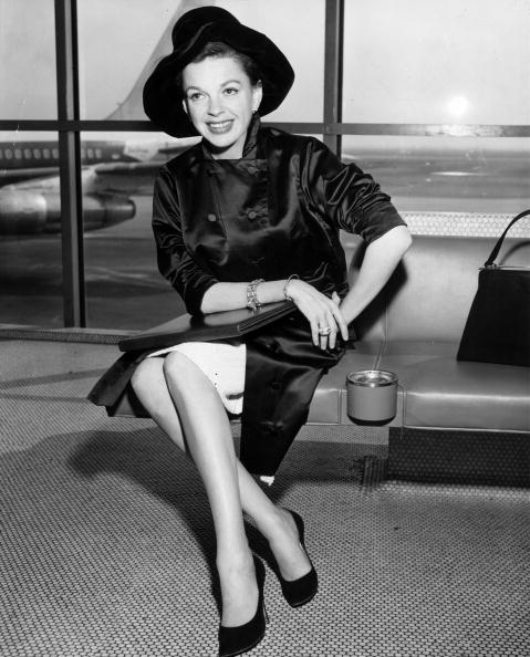 Judy Garland en un aeropuerto. | Imagen: Getty Images