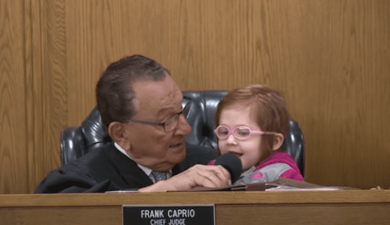 El juez Frank Caprio y Kaya en la sala del tribunal. | Foto: YouTube/CaughtInProvidence