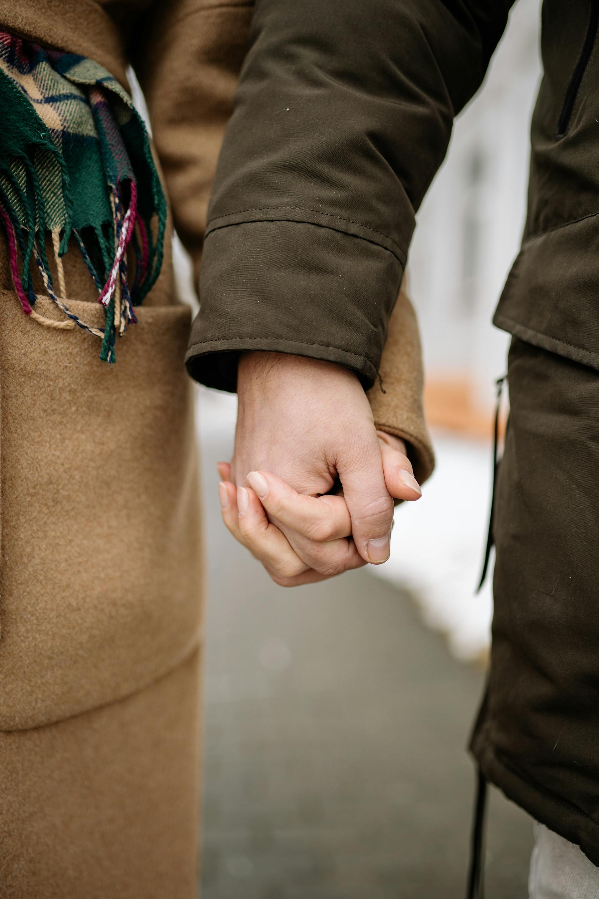 Dos personas tomadas de la mano | Fuente: Pexels