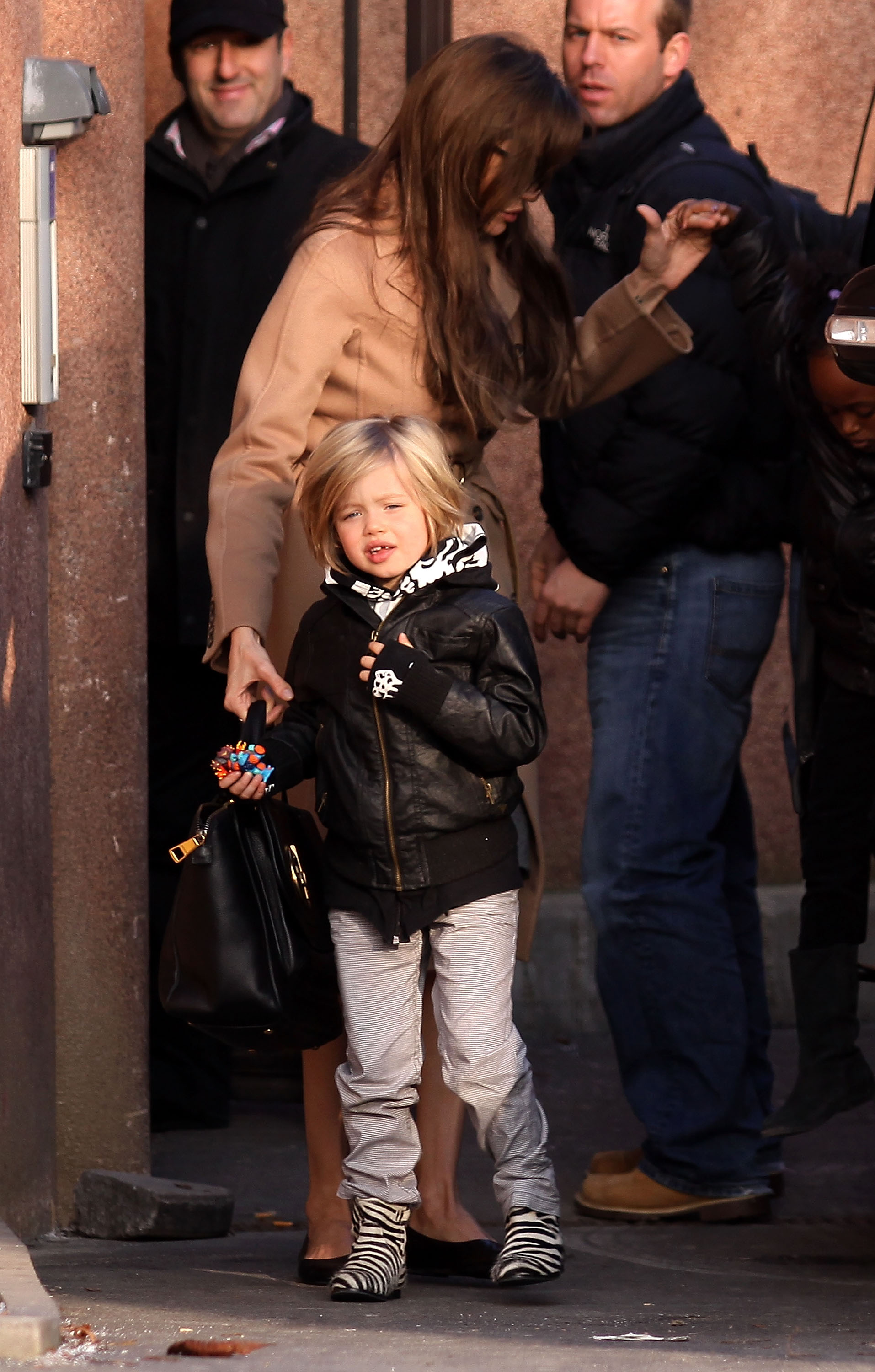Angelina Jolie y su hija Shiloh en París en 2010. | Foto: Getty Images