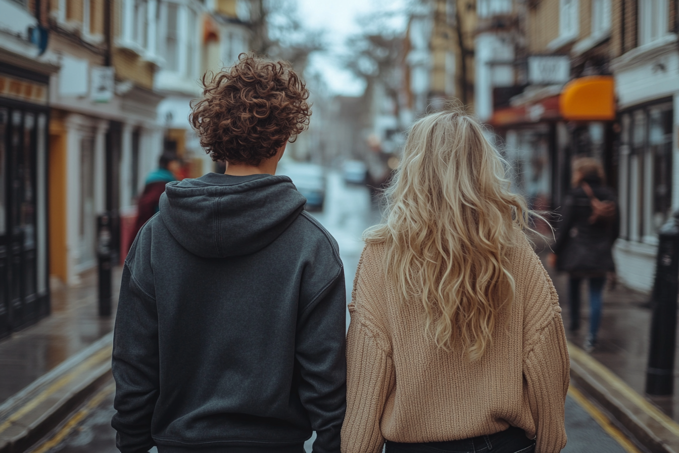 Una joven pareja caminando juntos | Fuente: Midjourney