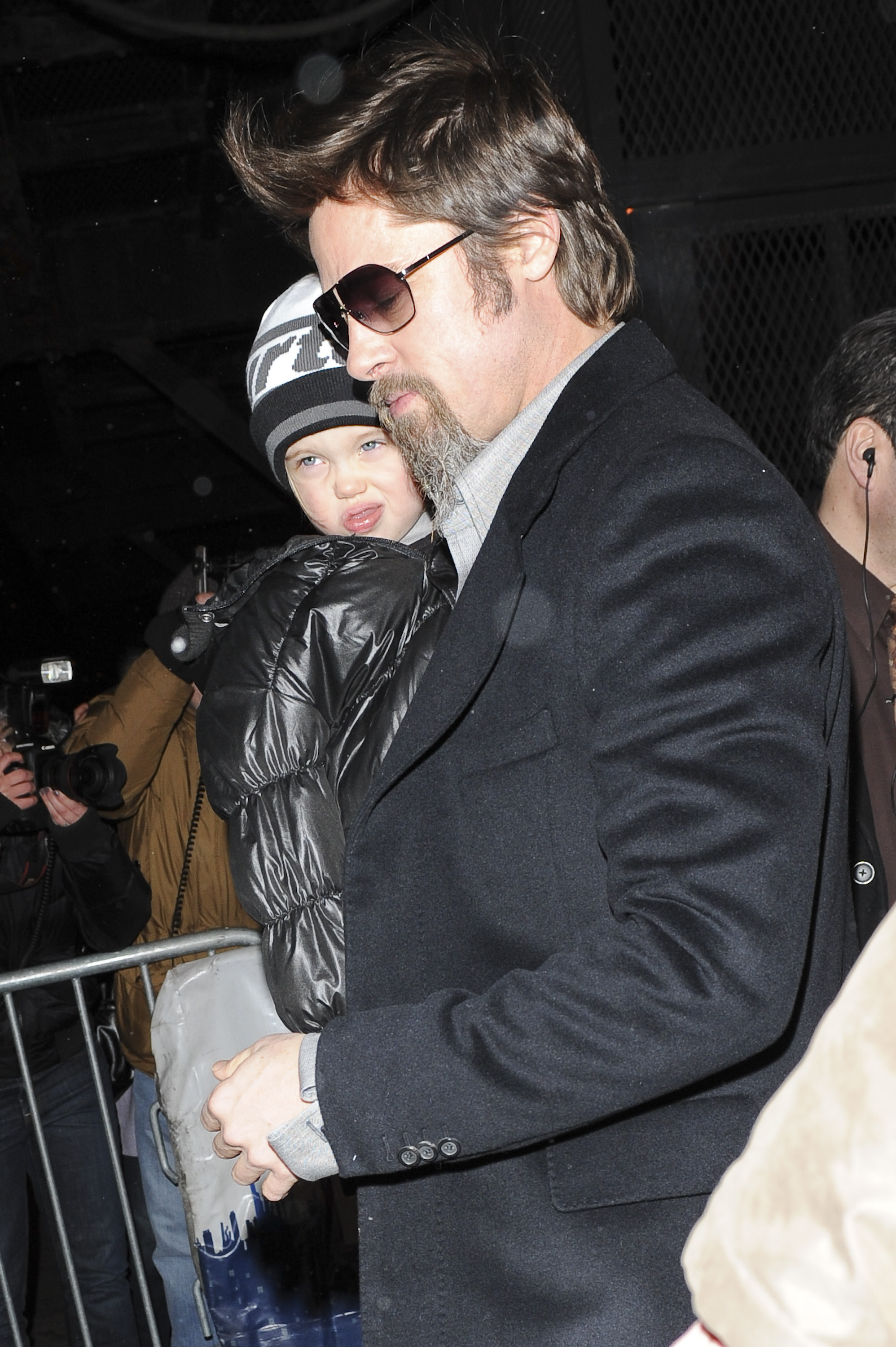 Brad Pitt (d) y Shiloh Nouvel Jolie-Pitt salen del espectáculo "Mary Poppins" en el New Amsterdam Theater el 03 de enero de 2010 en Nueva York | Foto: Getty Images