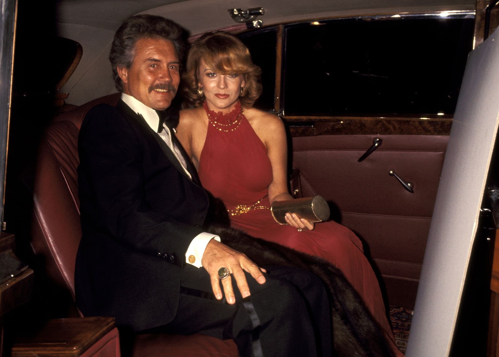 La famosa actriz y Roger Smith en el estreno de "Joseph Andrews" el 9 de marzo de 1977, en Los Ángeles, California | Fuente: Getty Images