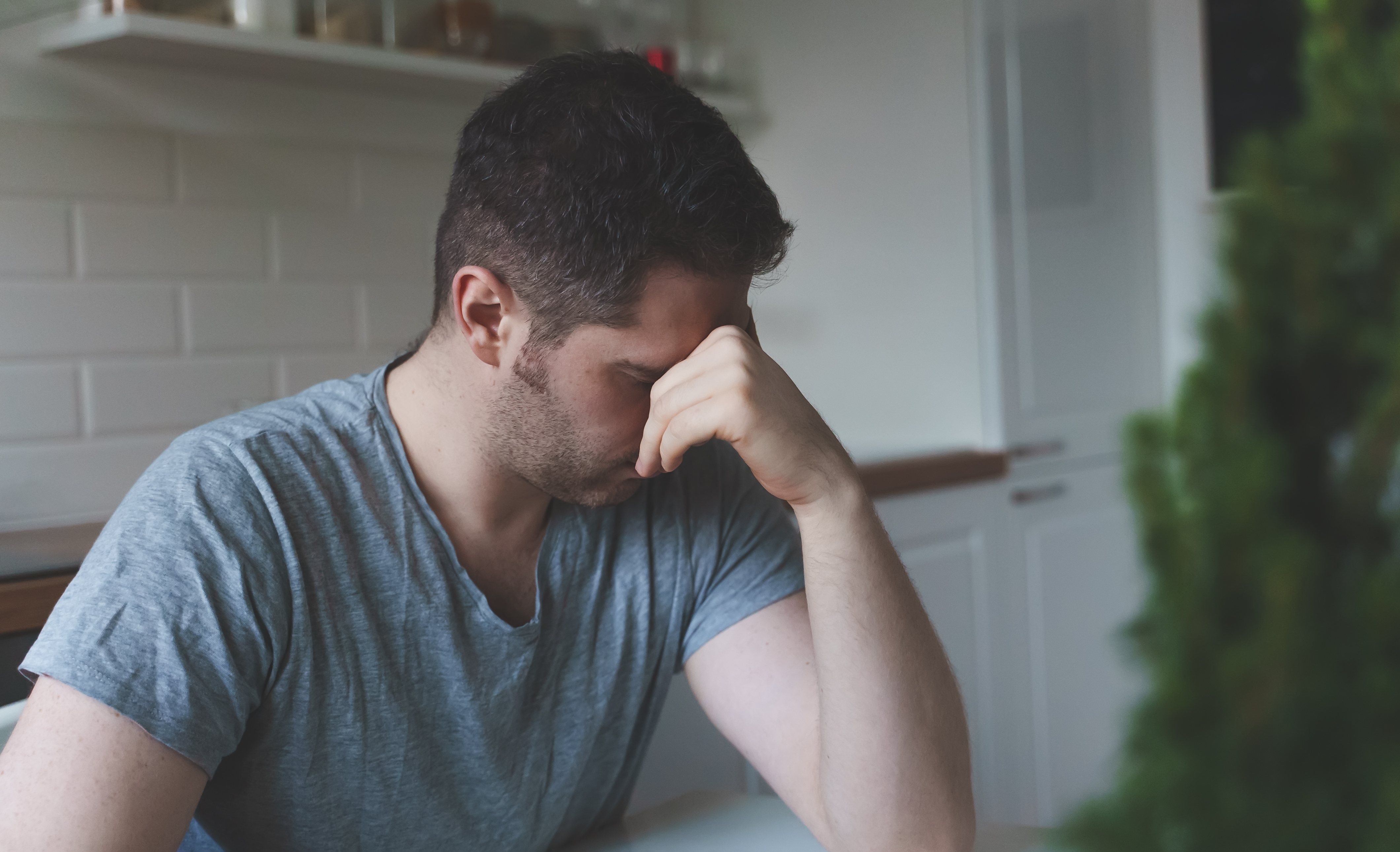 Un hombre disgustado sentado en la cocina | Foto: Shutterstock