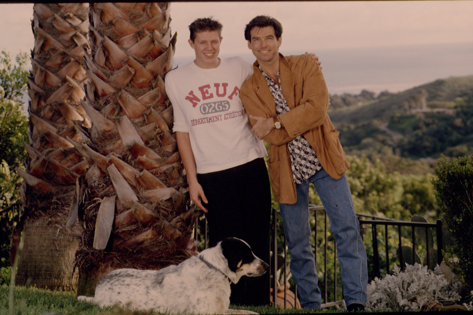 Christopher y Pierce Brosnan en su casa en 1992 | Fuente: Getty Images