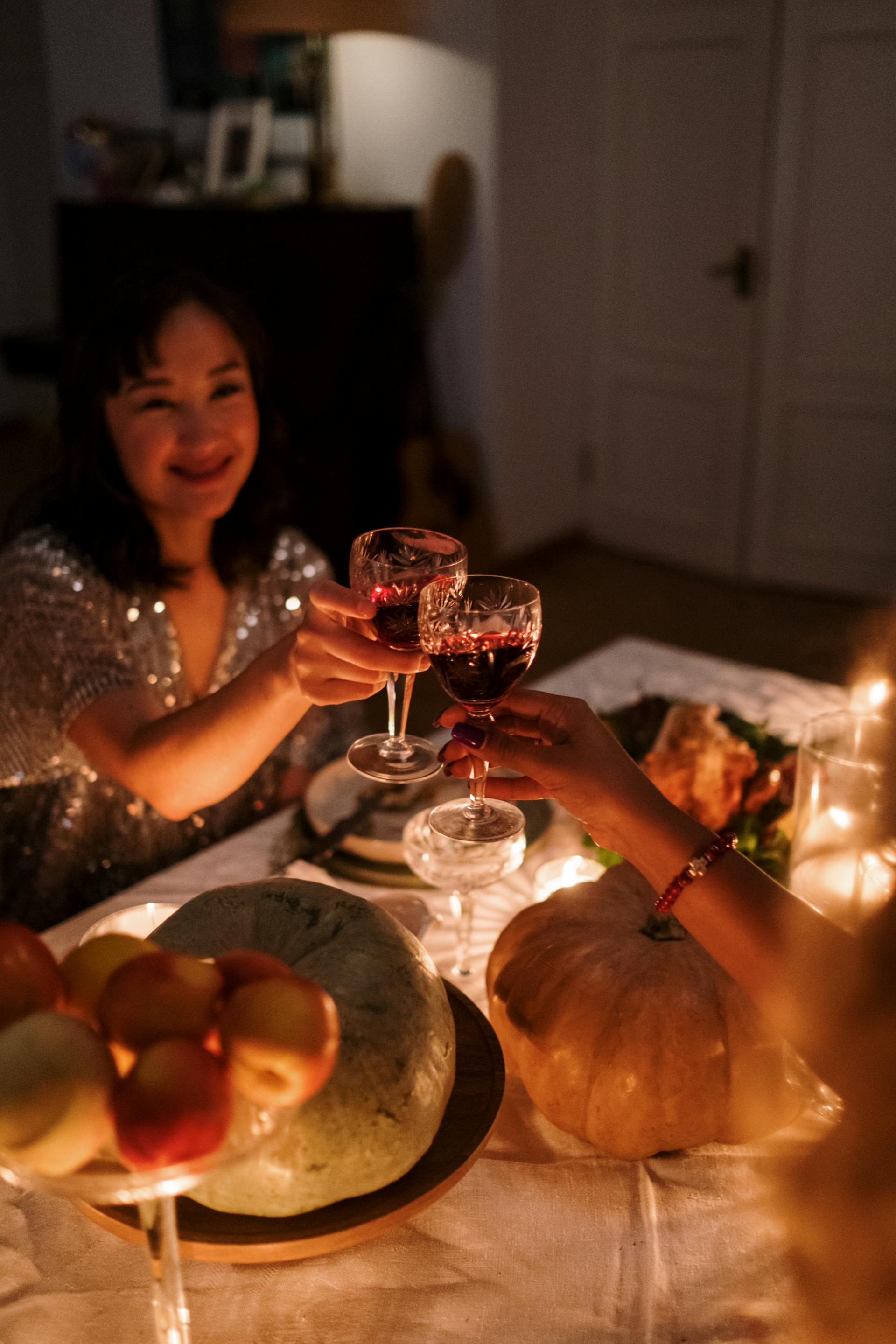 Gente brindando durante la cena | Fuente: Pexels