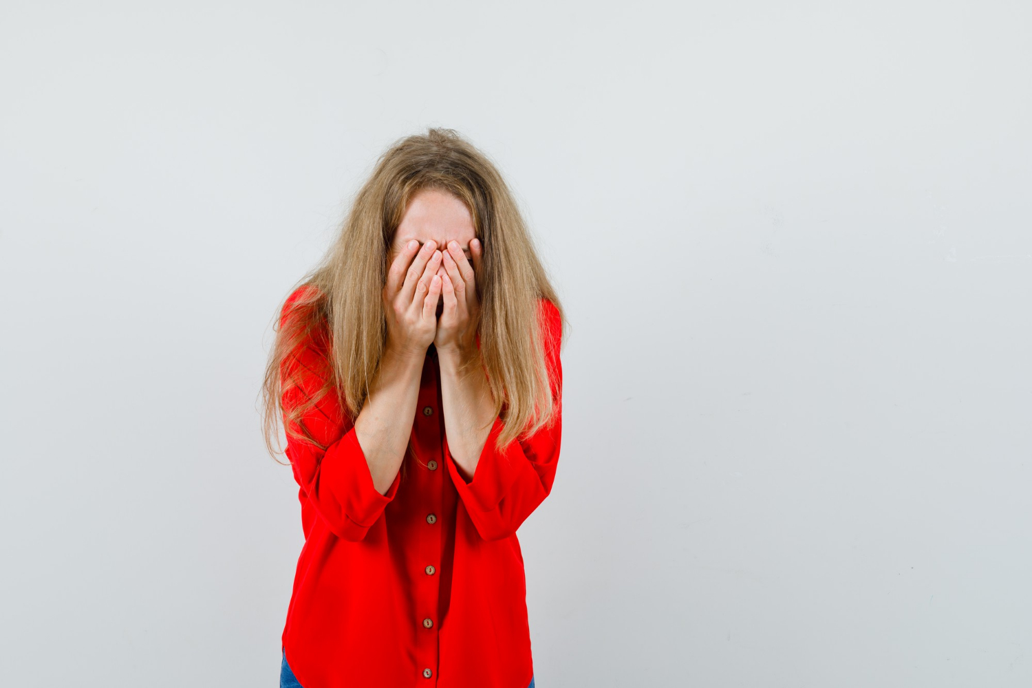 Una mujer sollozando amargamente | Fuente: Freepik