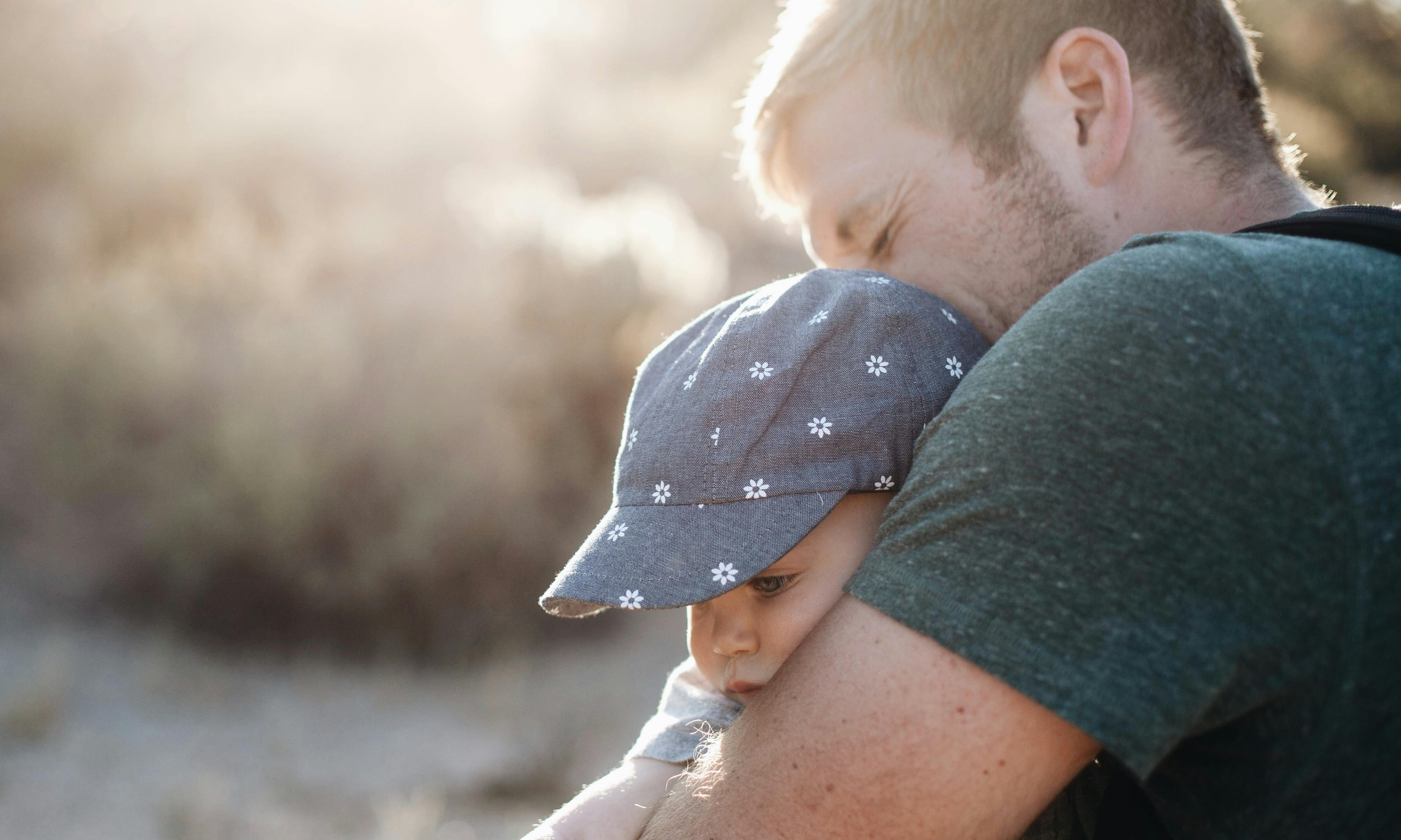 Un hombre interactúa cariñosamente con un bebé | Fuente: Pexels