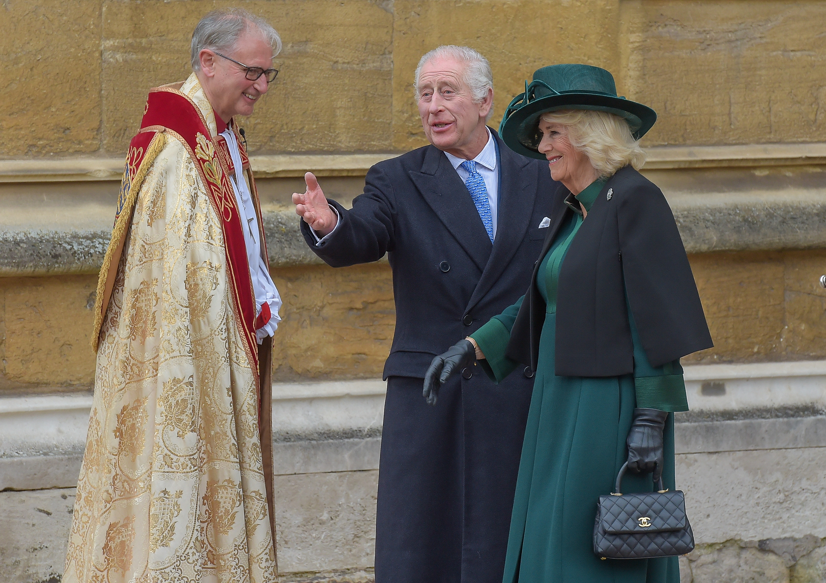 La reina Camilla y el rey Charles III en el Servicio de Maitines del Domingo de Pascua en la Capilla de St George, Castillo de Windsor el 31 de marzo de 2024 en Windsor, Inglaterra | Foto: Getty Images