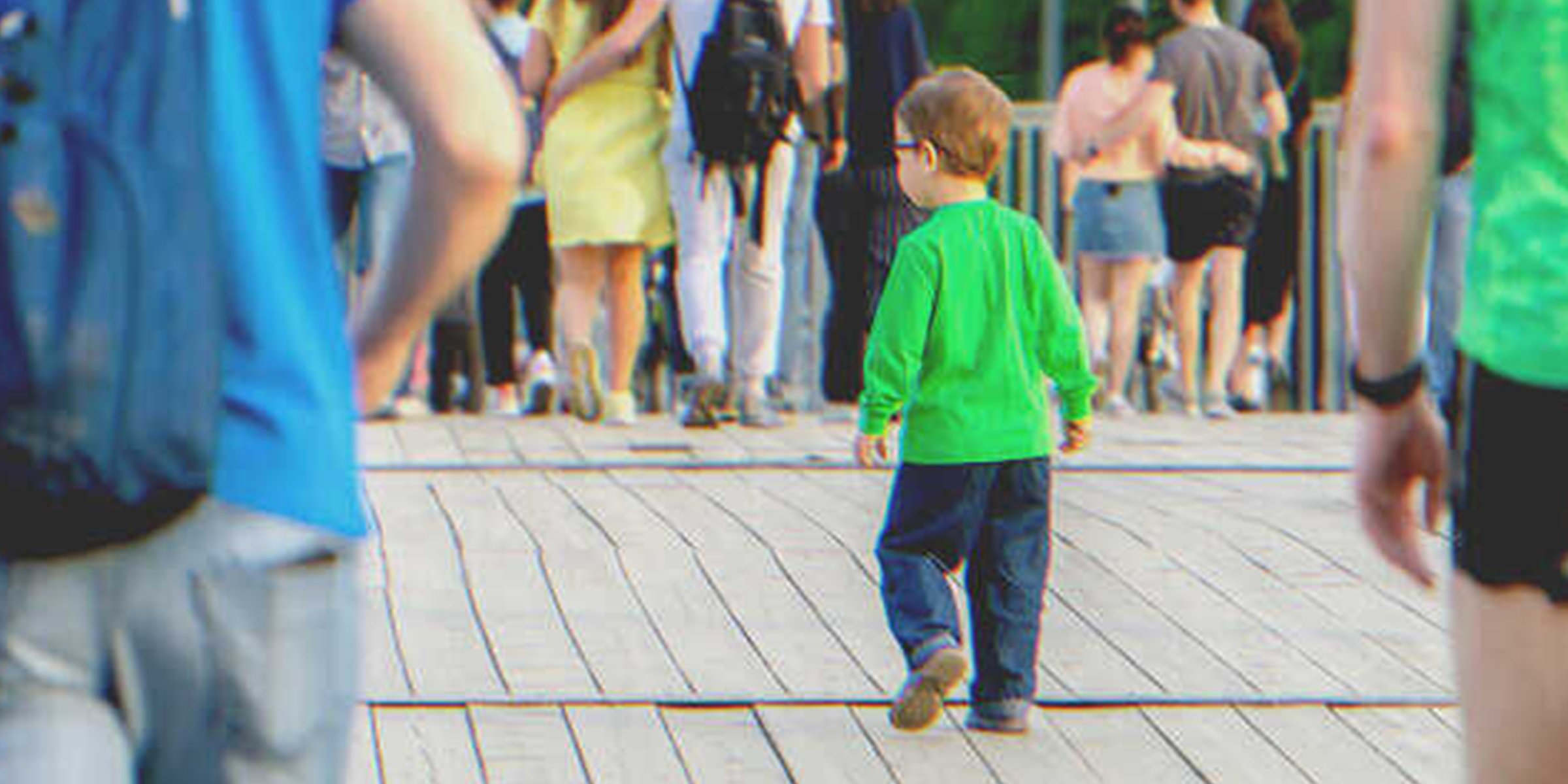 Un niño caminando solo entre una multitud | Foto: Shutterstock