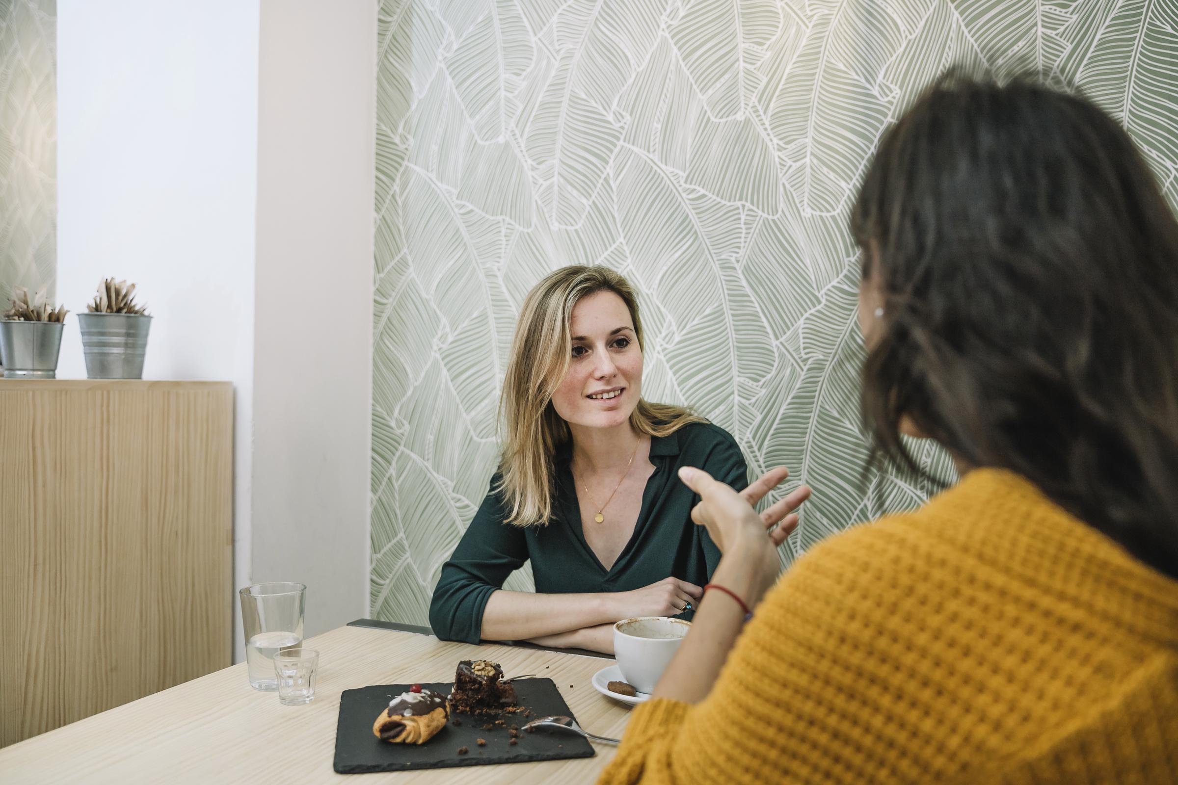 Una mujer hablando con otra mujer | Fuente: Freepik