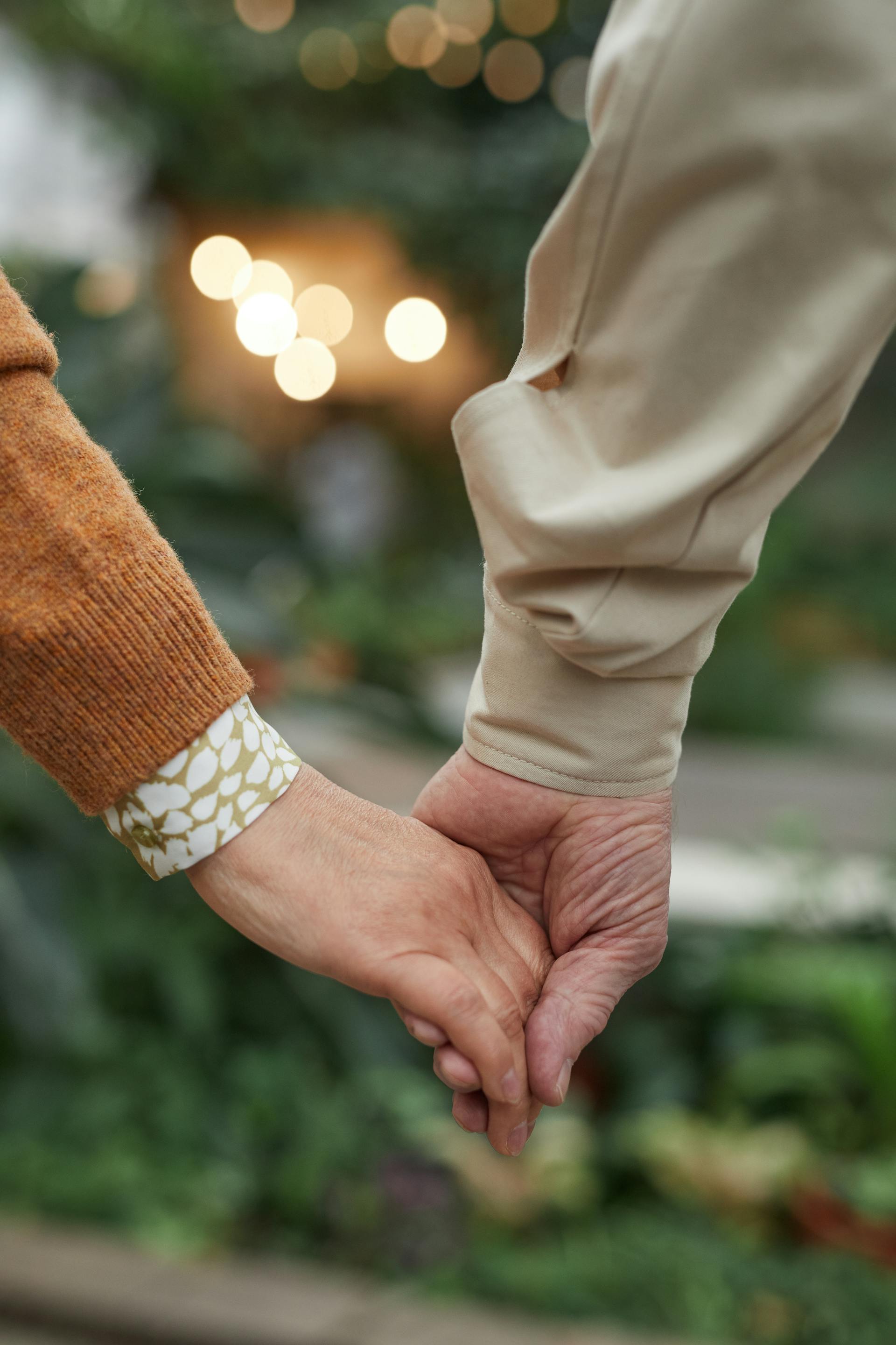 Primer plano de una pareja de ancianos cogidos de la mano | Fuente: Pexels