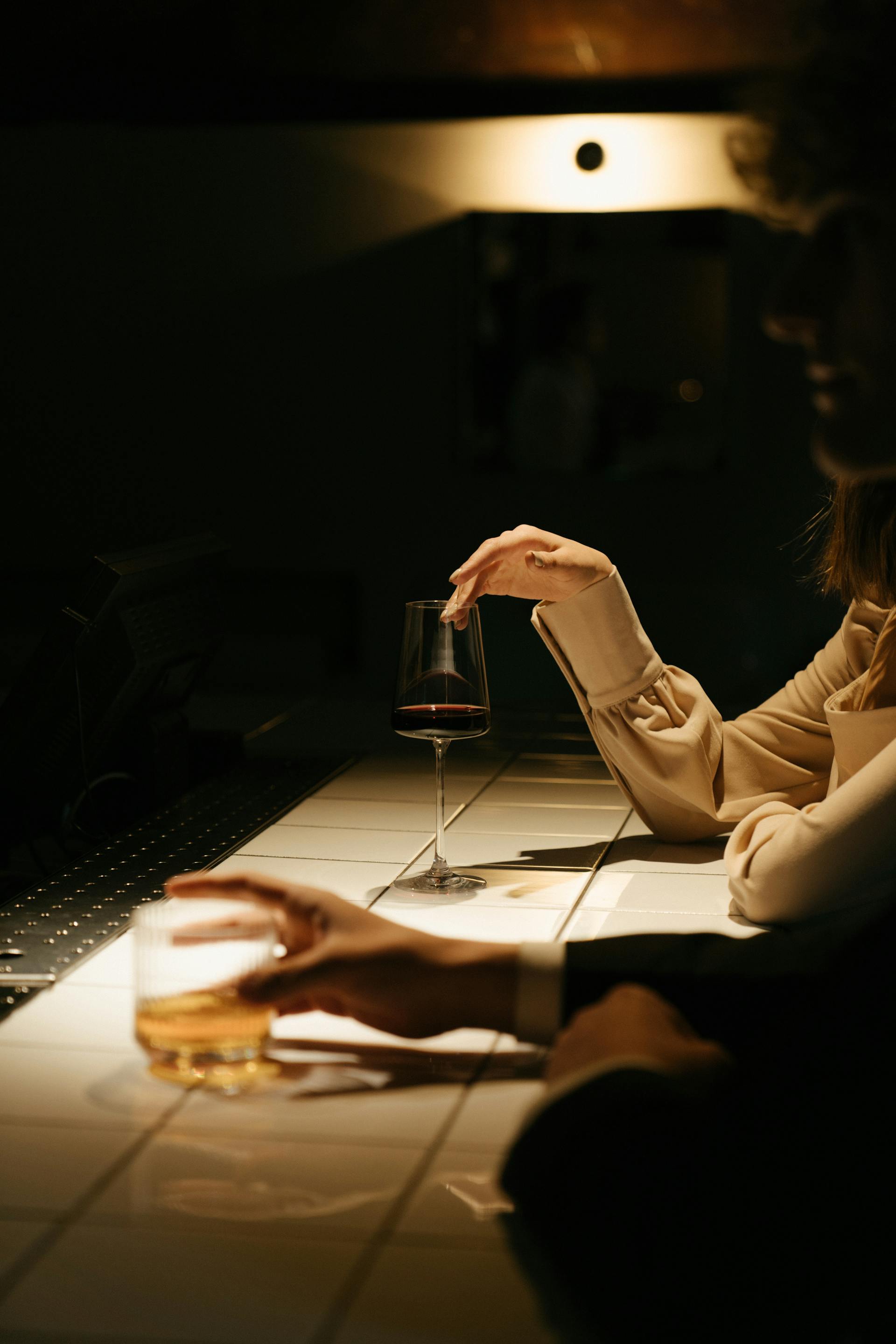 Gente sentada en un bar | Foto: Pexels