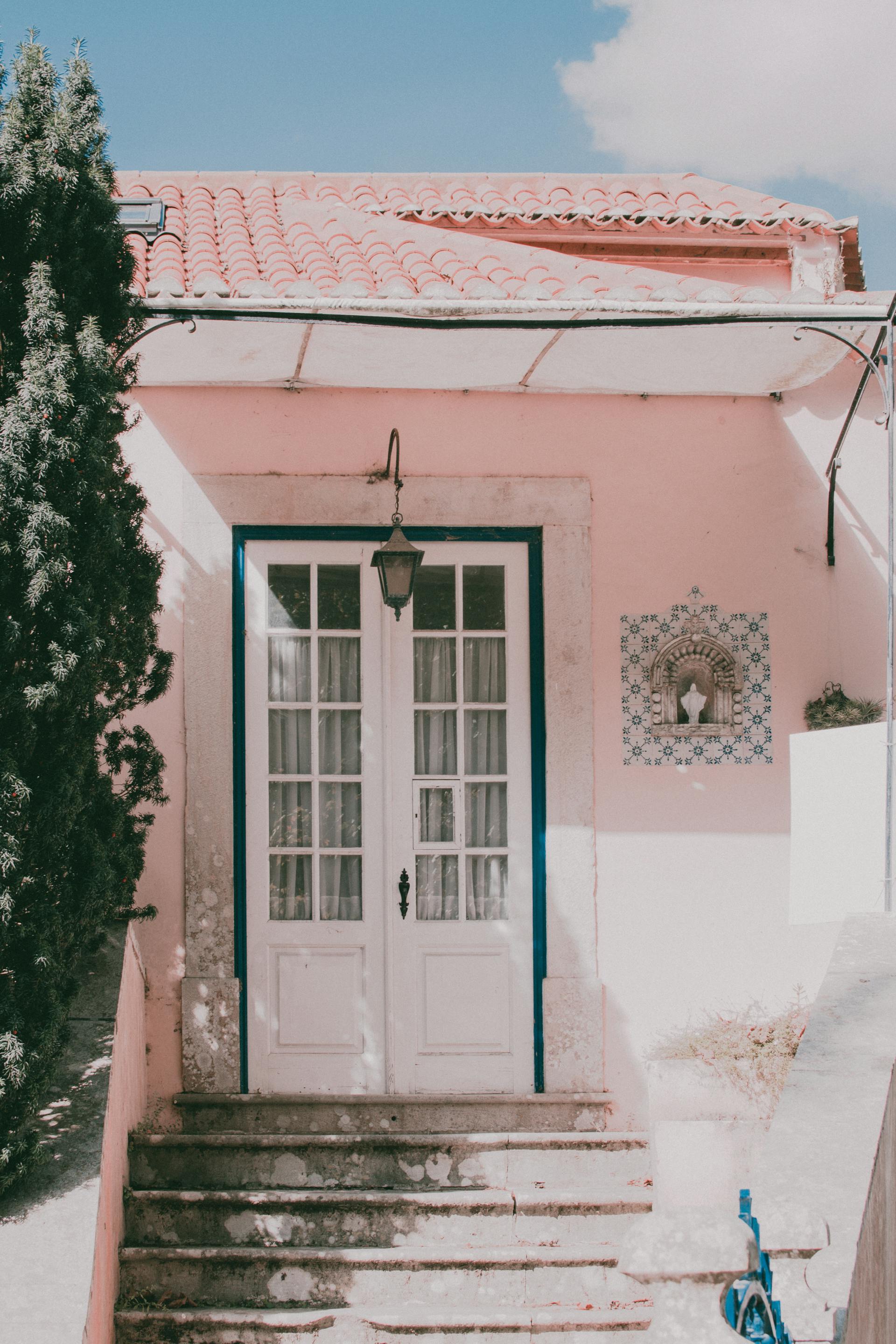 La puerta de una casa | Fuente: Pexels