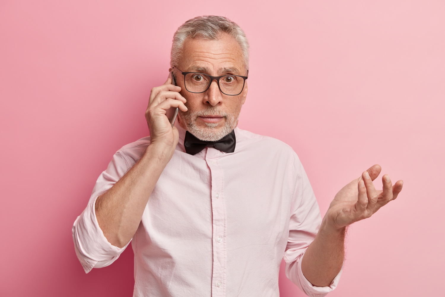 Un anciano hablando por teléfono | Fuente: Freepik