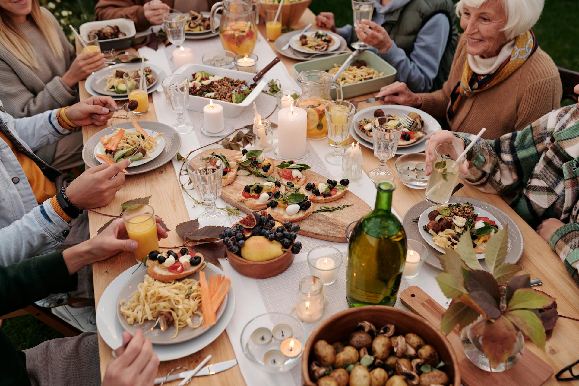 Gente reunida en una cena festiva | Fuente: Pexels