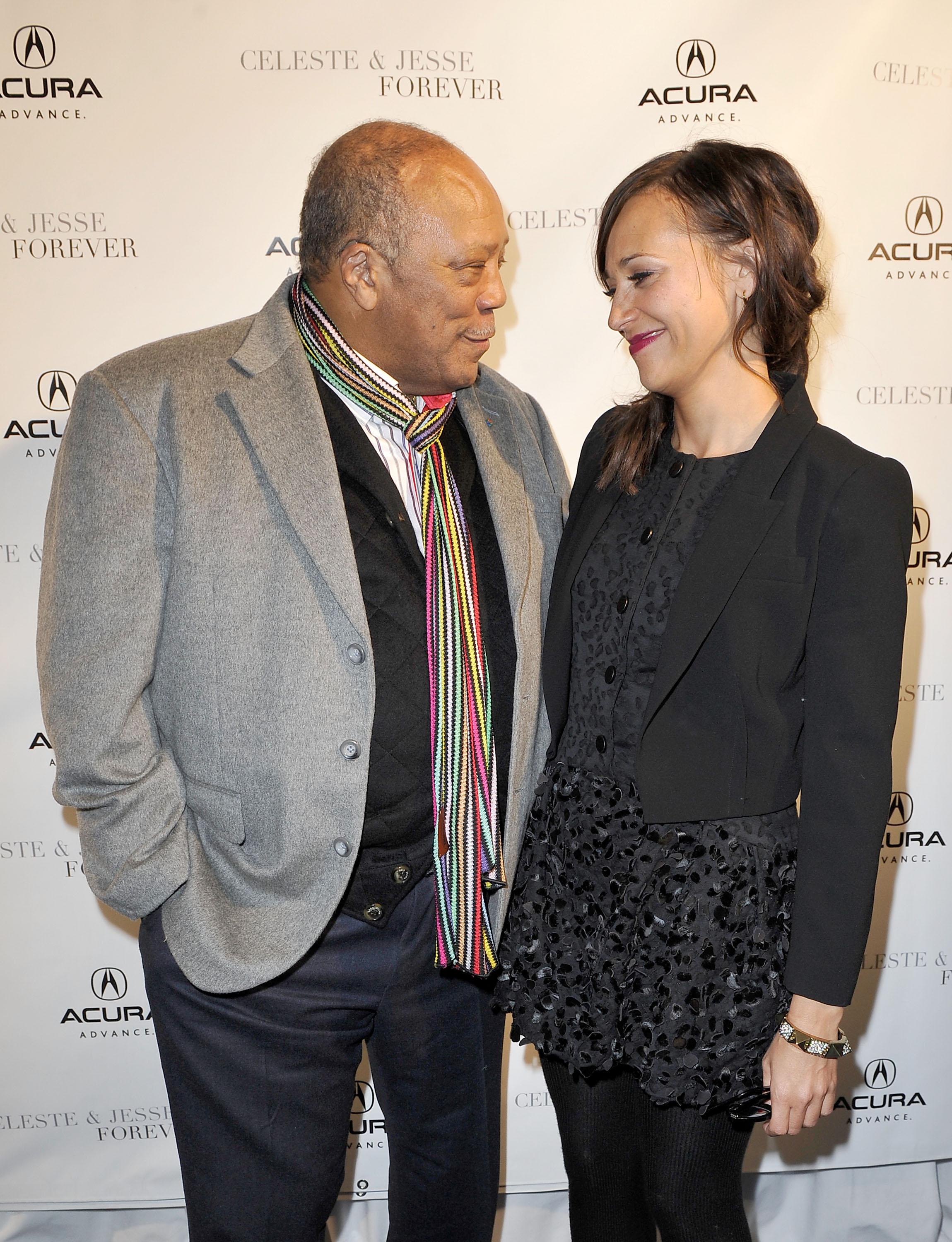 Quincy y Rashida Jones asisten a la cena "Celeste and Jesse Forever" en Park City, Utah, el 20 de enero de 2012 | Fuente: Getty Images