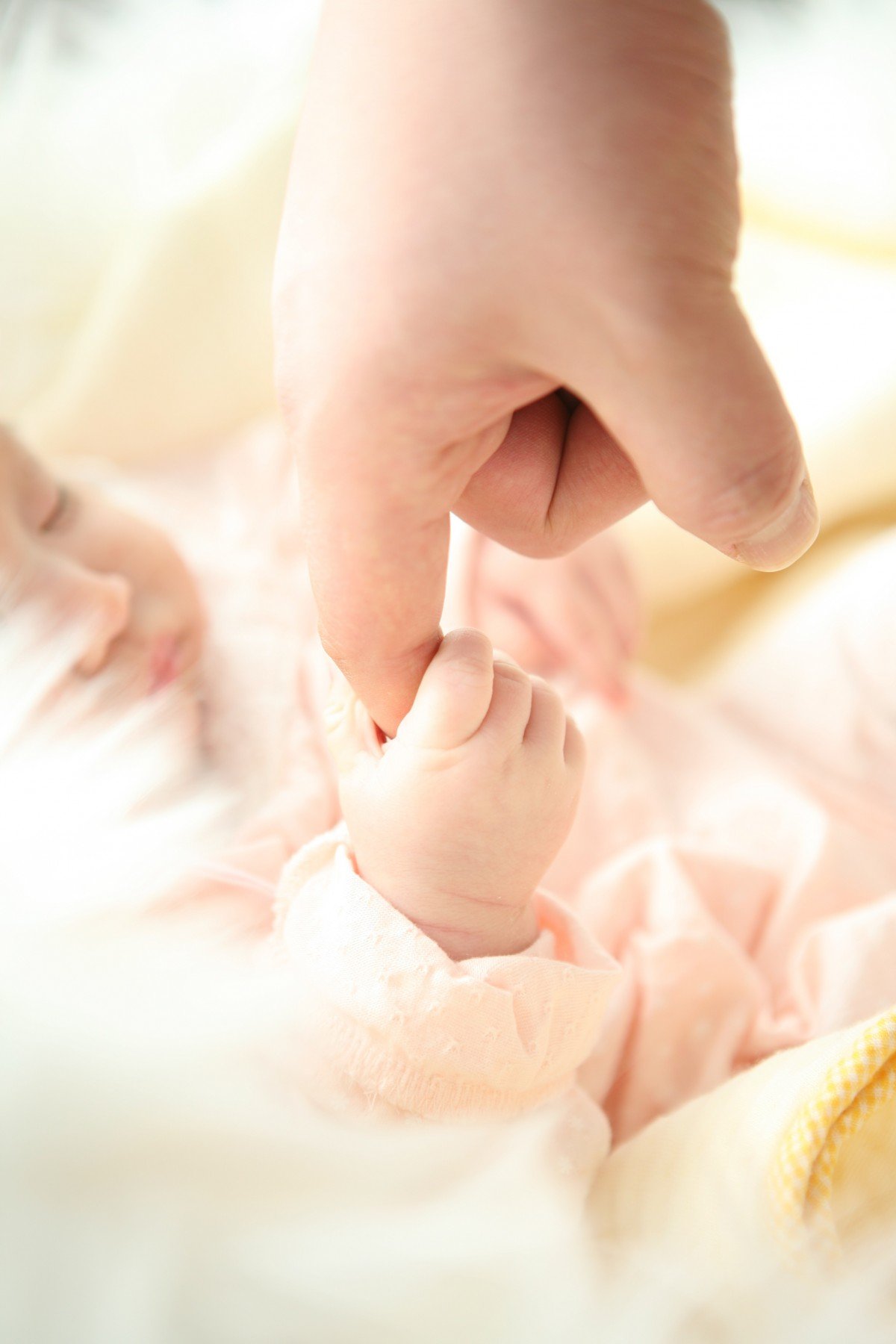 Bebé sosteniendo un dedo. | Imagen: PxHere