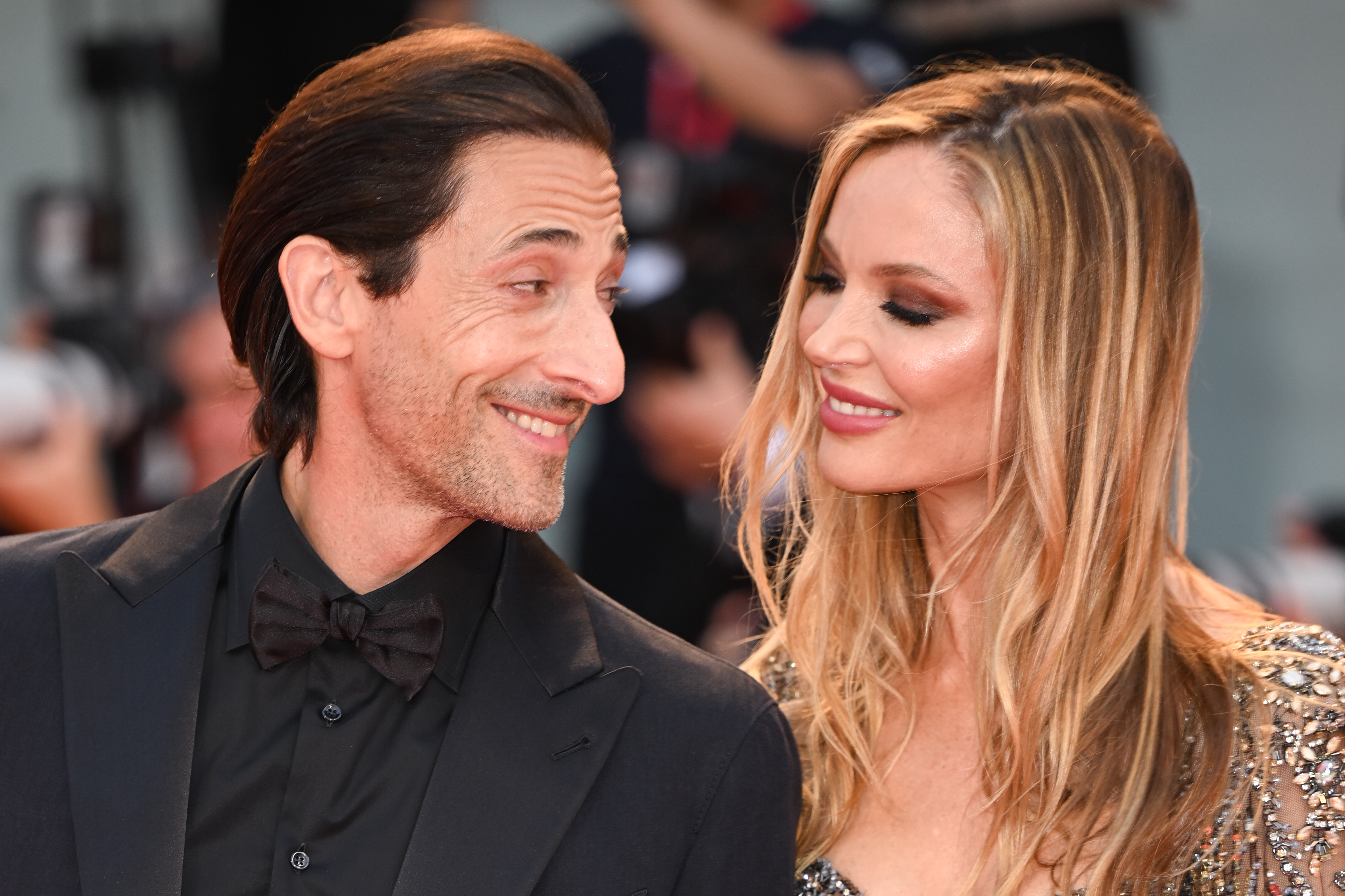 Adrien Brody y Georgina Chapman asisten a la 79ª edición del Festival Internacional de Cine de Venecia el 8 de septiembre de 2022, en Venecia, Italia | Fuente: Getty Images