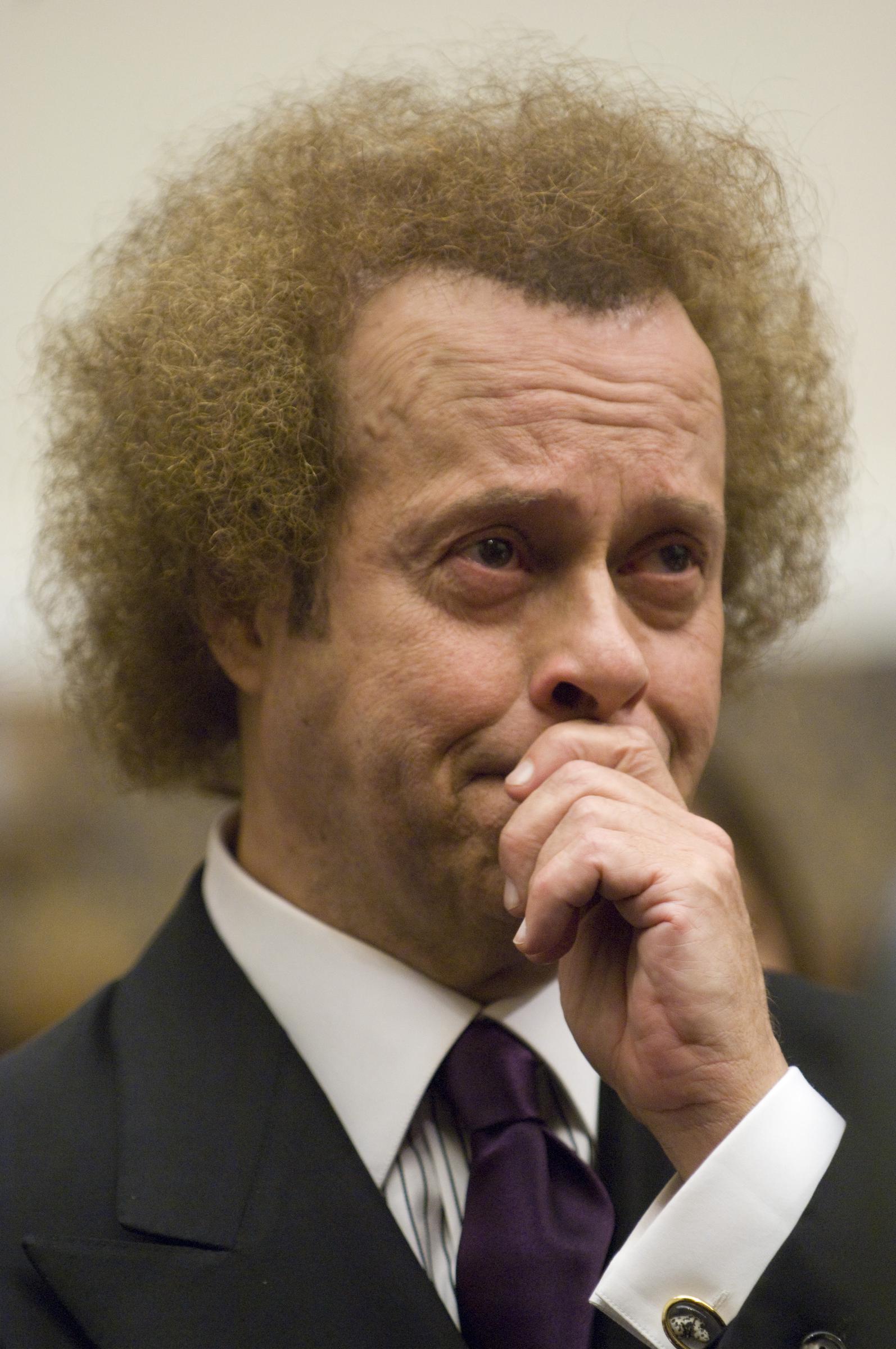 Richard Simmons rompe a llorar durante la audiencia sobre "Mejora de la Educación Física y Reducción de la Obesidad Infantil" el 24 de julio de 2008 | Fuente: Getty Images