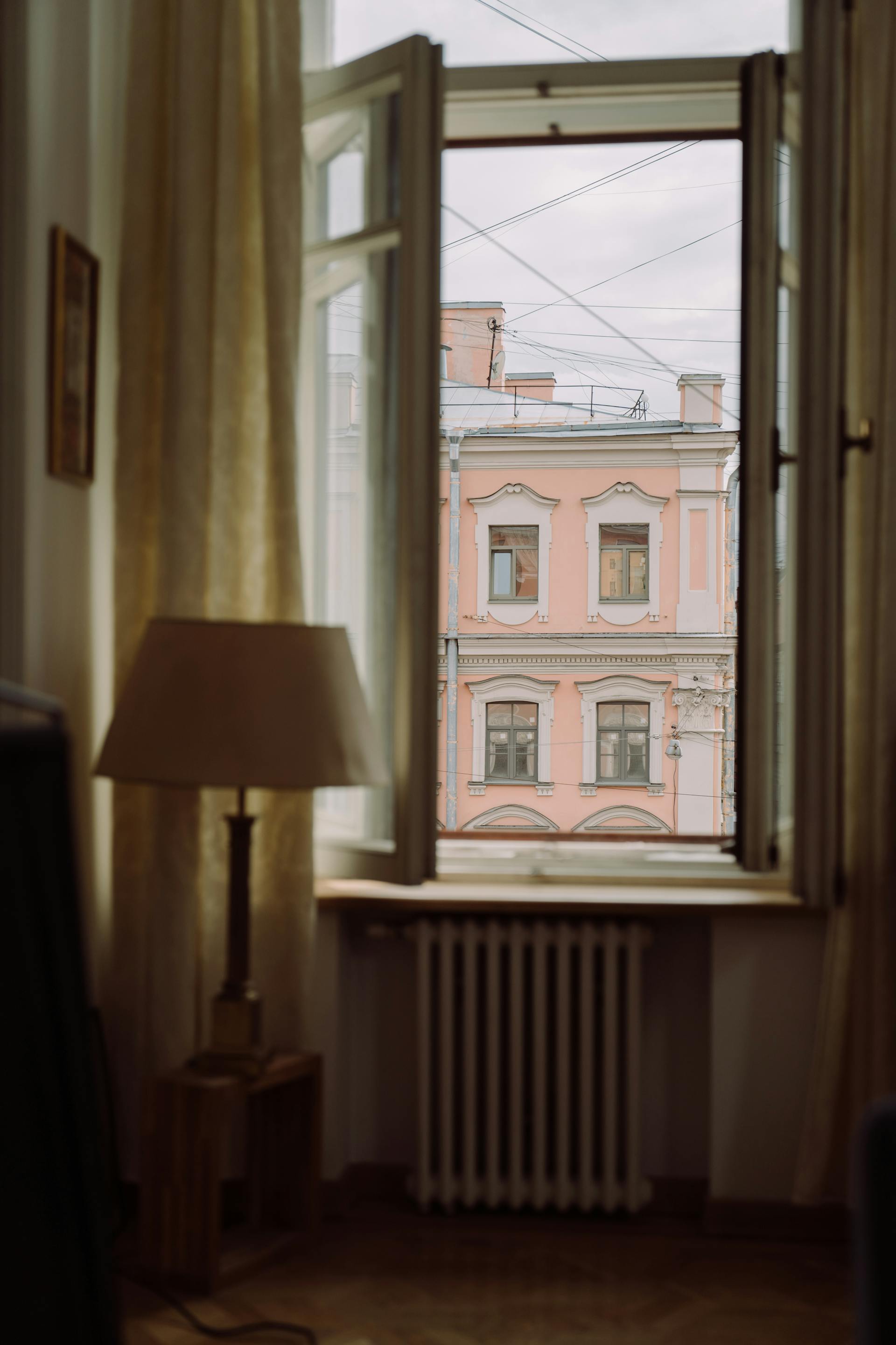 Vista desde la ventana de un edificio al otro lado de la calle | Fuente: Pexels