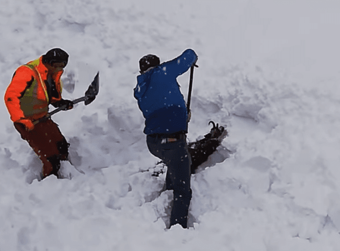 Dos hombres cavan en la nieve | Foto: YouTube/unsereOEBB