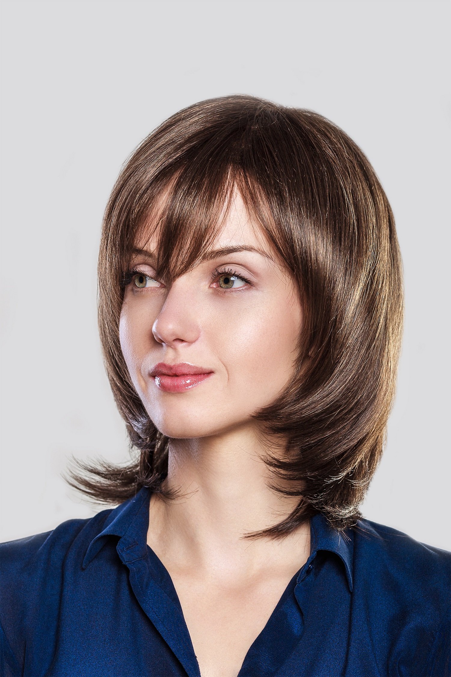 Mujer luciendo un corte de cabello con flequillo tipo cortina. | Foto: Shutterstock