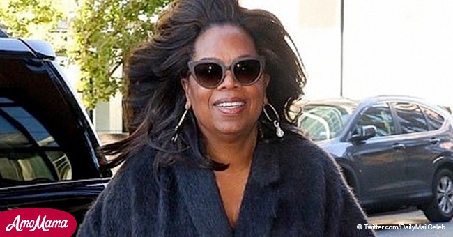 Oprah luce delgada figura en capa de cachemira azul y tacones tras perder 19 kilos