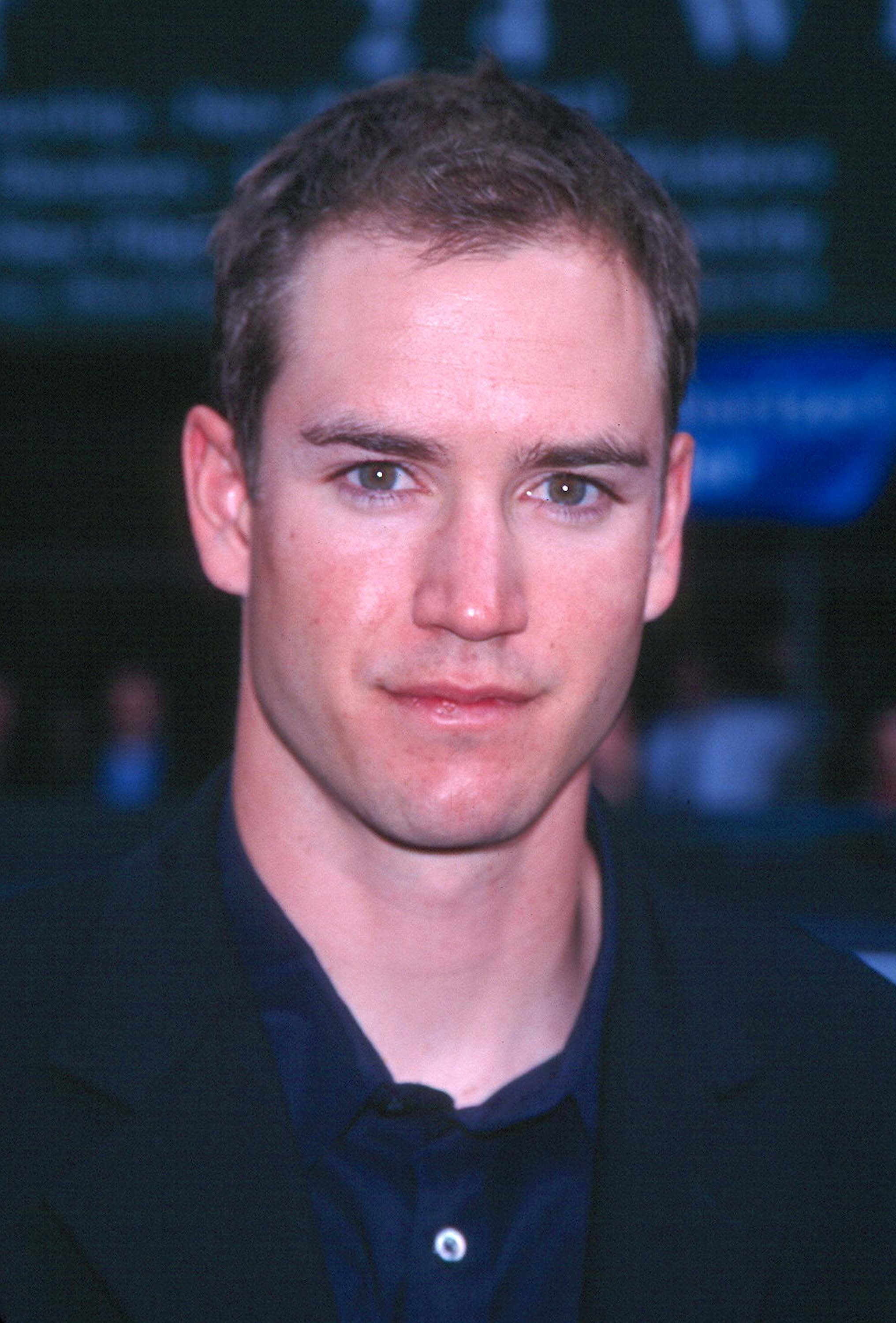 El actor posa durante la fiesta Up Front de la ABC el 15 de mayo de 2001 | Fuente: Getty Images