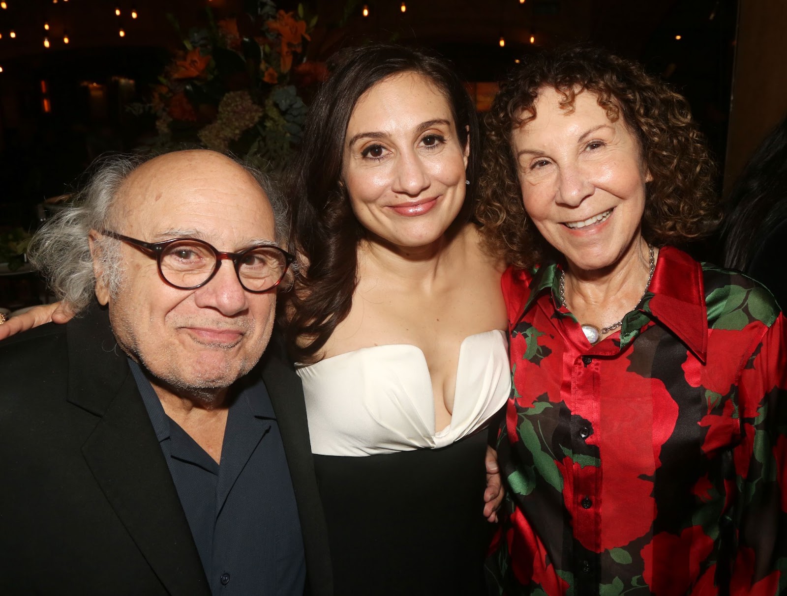 Danny y Lucy DeVito con Rhea Perlman en la fiesta posterior al estreno de la obra "I Need That" el 2 de noviembre de 2023, en Nueva York | Fuente: Getty Images