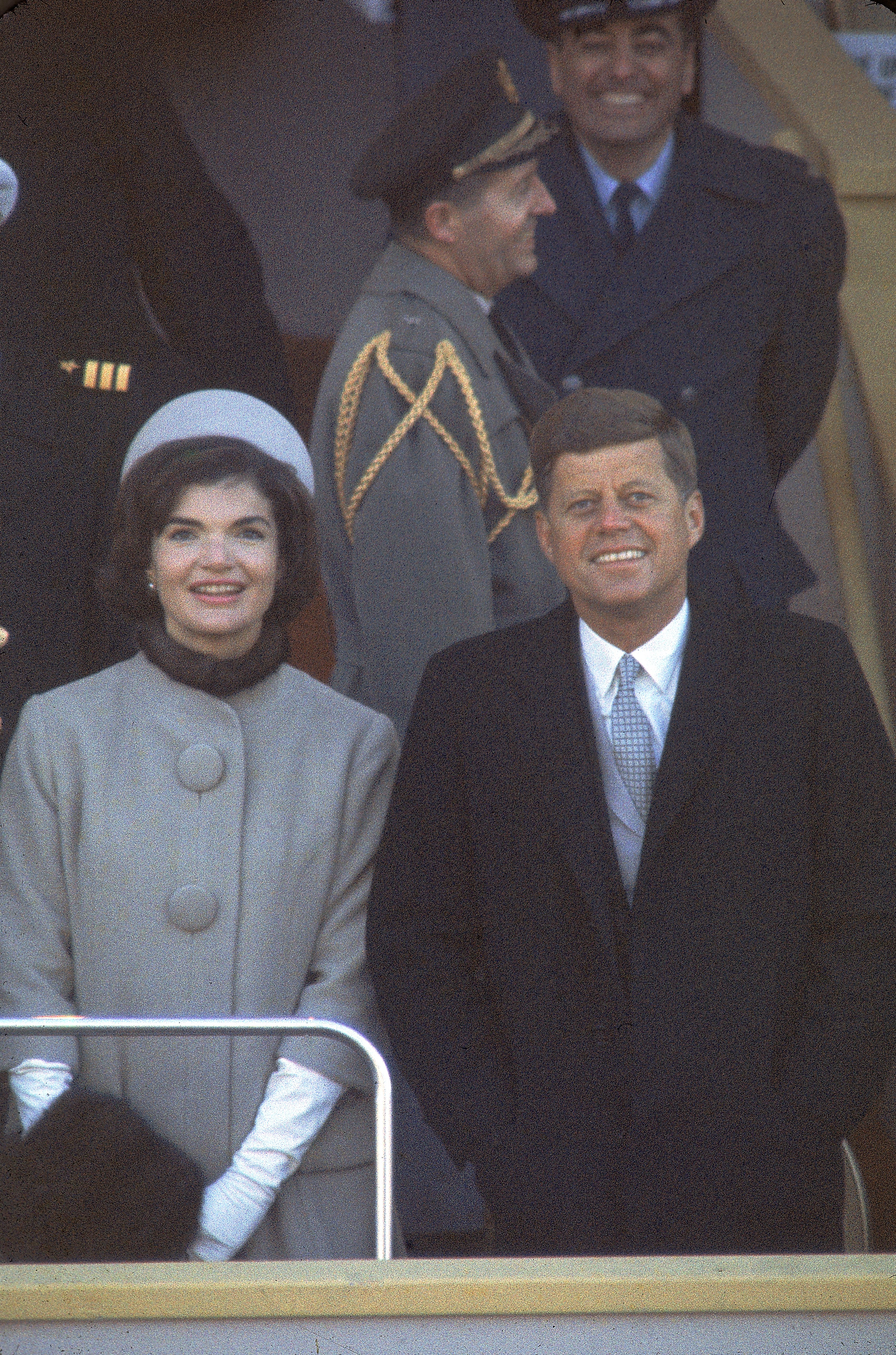 John F. Kennedy y su esposa Jacqueline Kennedy asisten a su inauguración en el Distrito de Columbia en 1961 | Foto: Getty Images