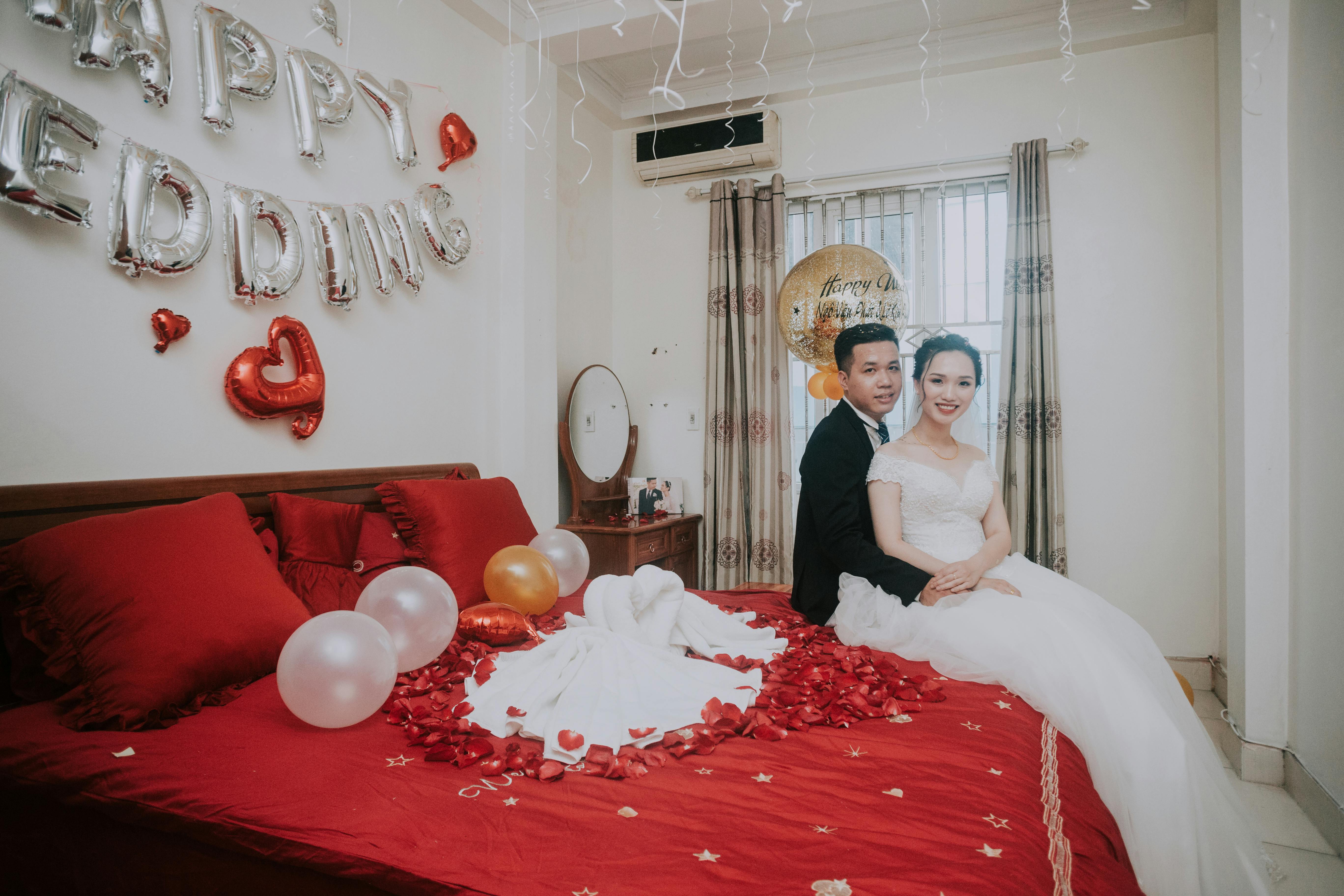 Una pareja fotografiada en la cama de una habitación de hotel | Foto: Pexels