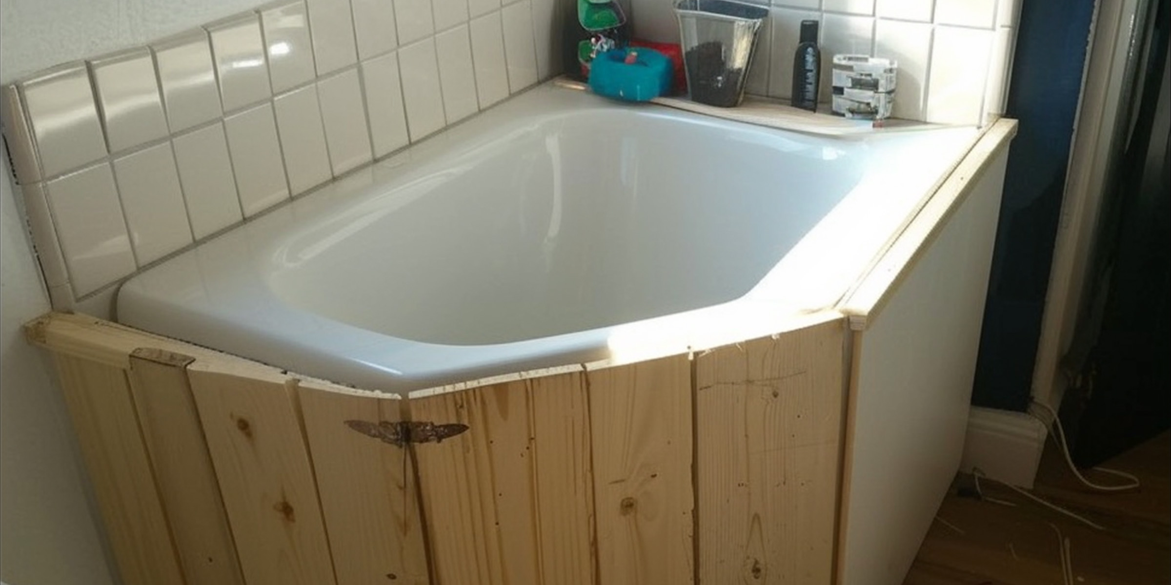 Una bañera rinconera con paneles decorativos de madera | Fuente: AmoMama