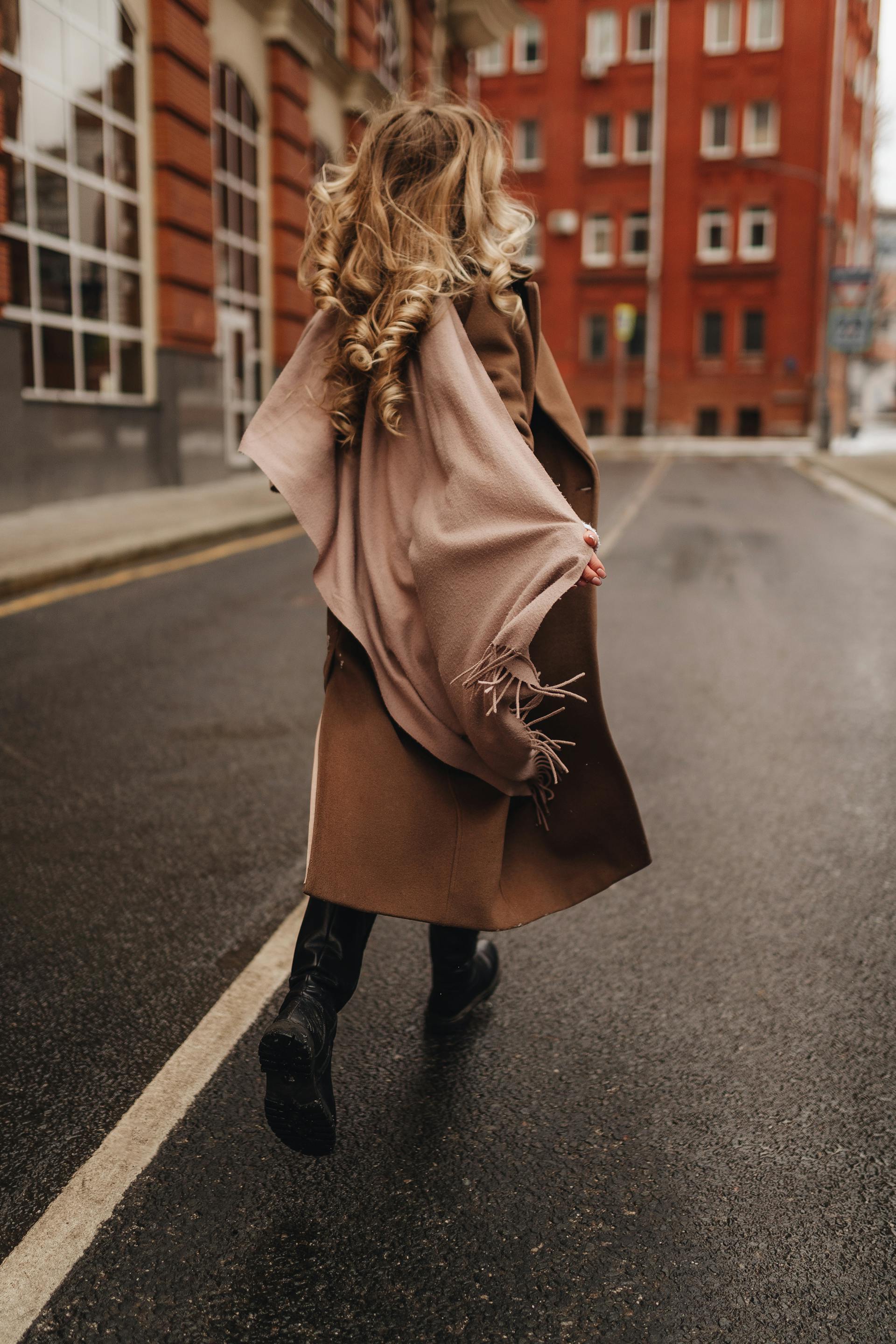 Una mujer caminando por la calle | Fuente: Pexels