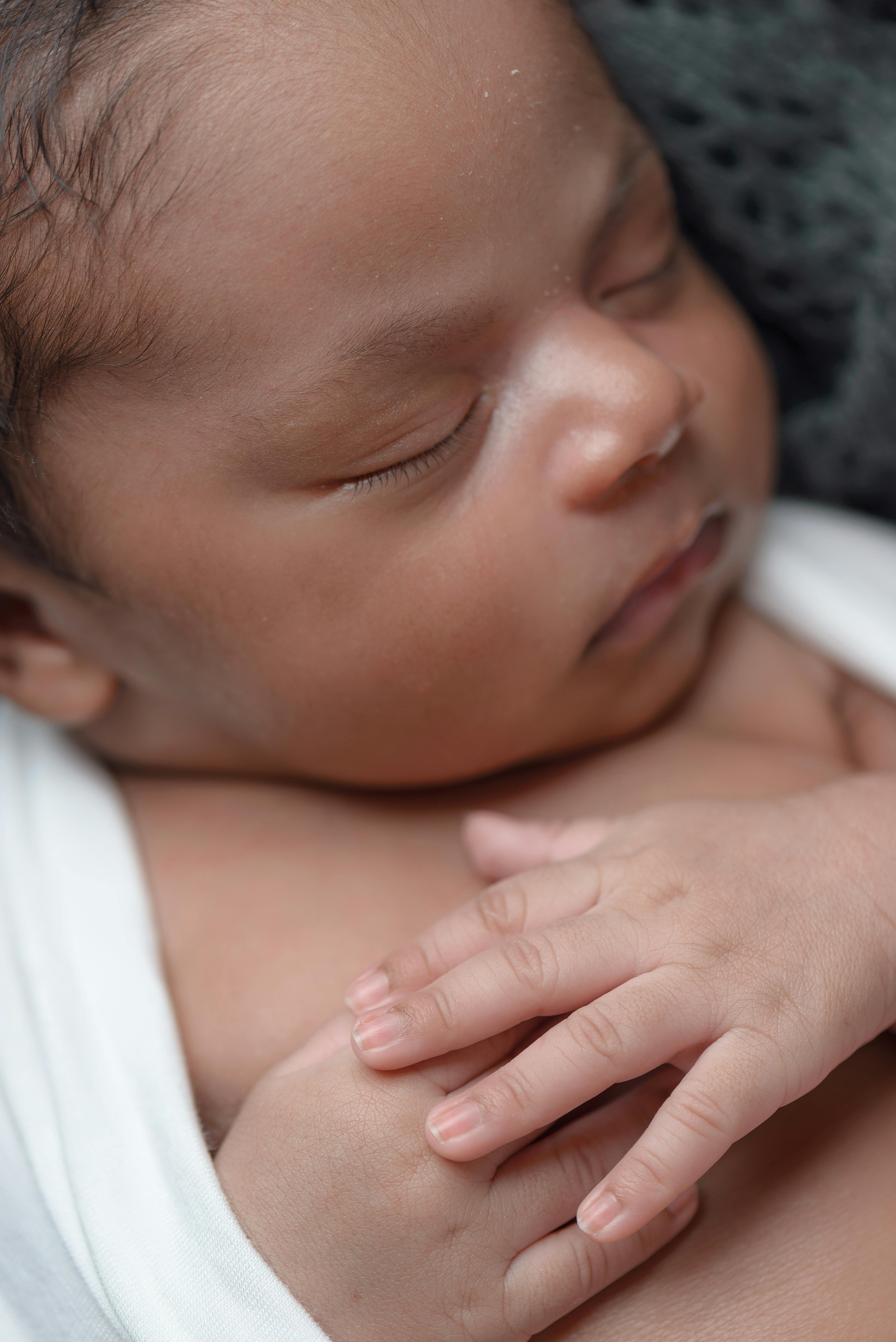 Un bebé recién nacido durmiendo | Fuente: Pexels