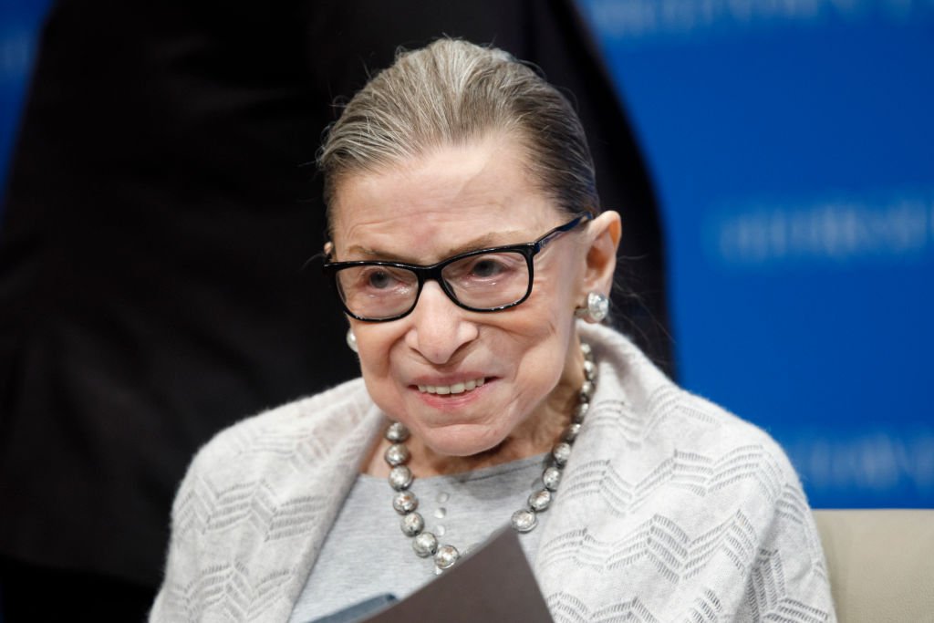 La jueza Ruth Bader Ginsburg hace comentarios en el Centro de Leyes de Georgetown. | Foto: Getty Images