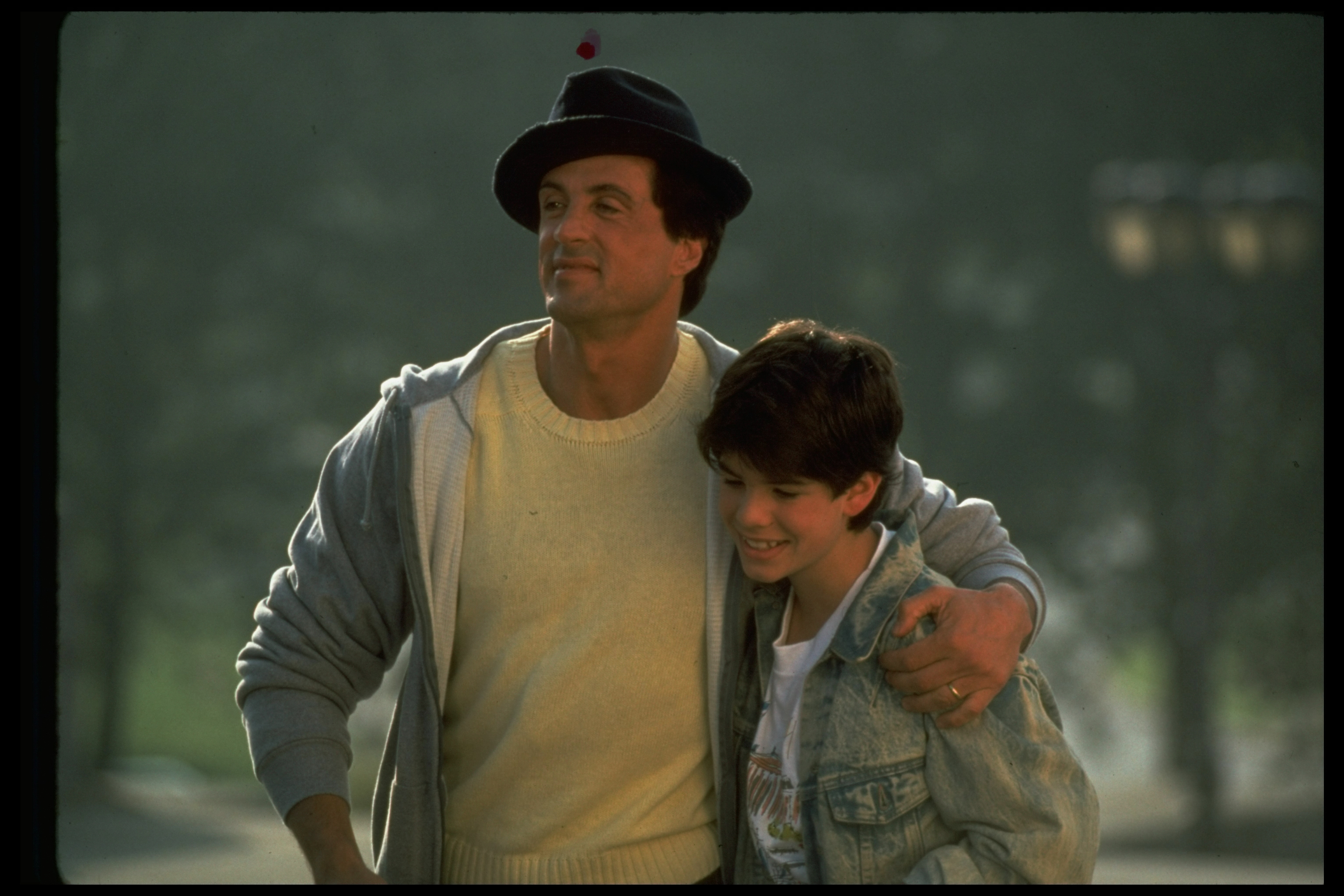 Sylvester y Sage Stallone, hacia 1990 | Fuente: Getty Images