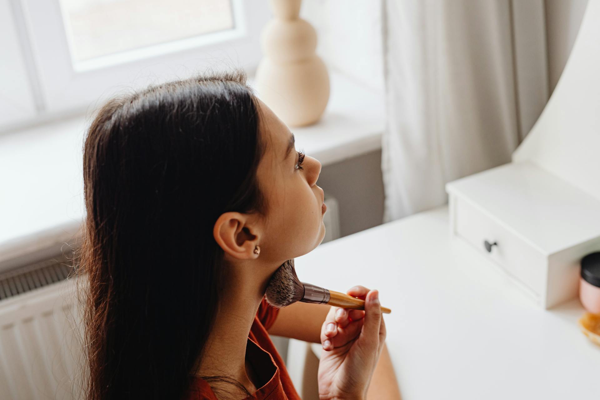 Una donna che si trucca | Fonte: Pexels