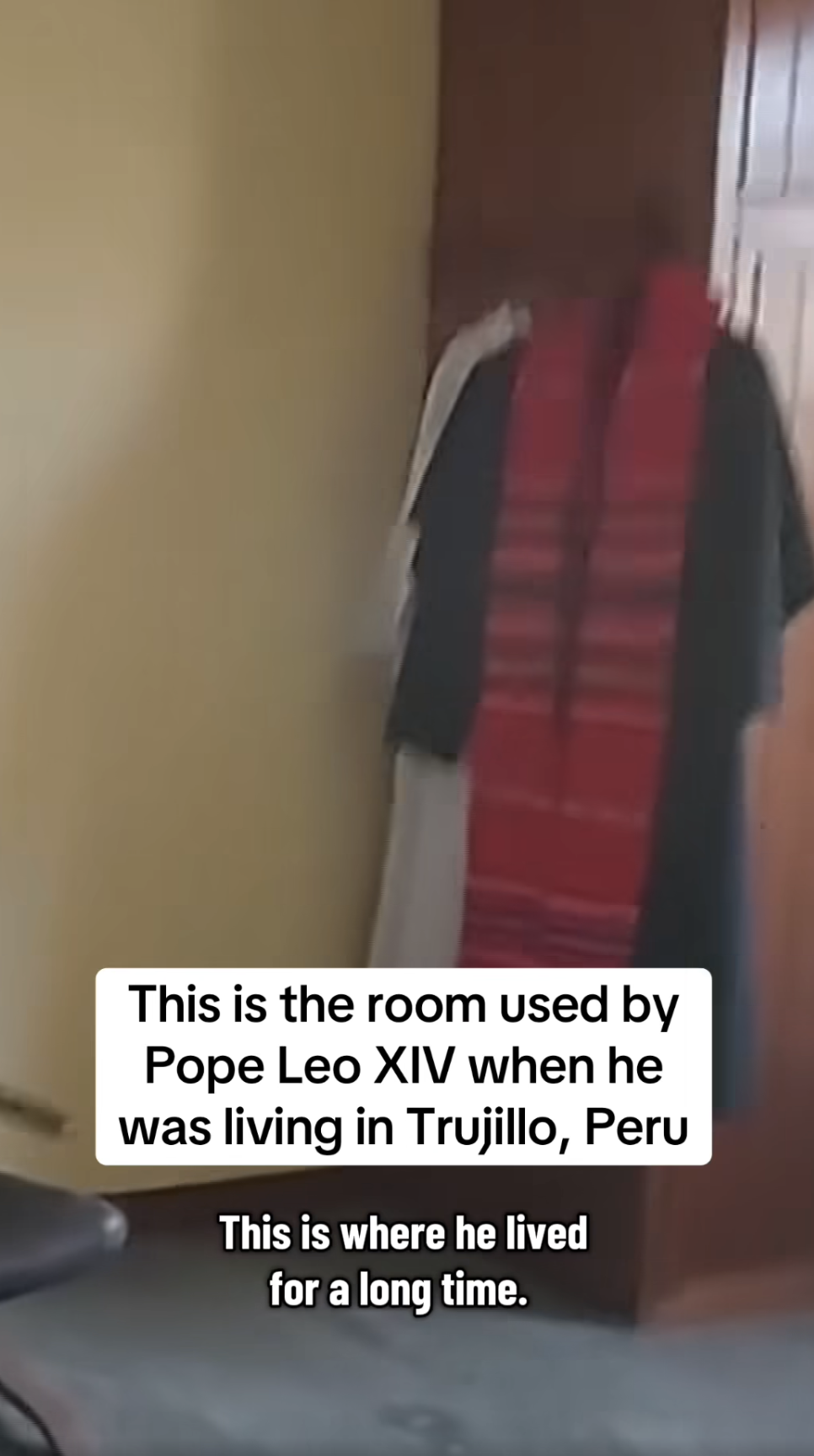 Captura de pantalla de la habitación del papa León XIV cuando vivía en Trujillo, Perú, de un vídeo fechado el 9 de mayo de 2025. | Fuente: Facebook/CBS News