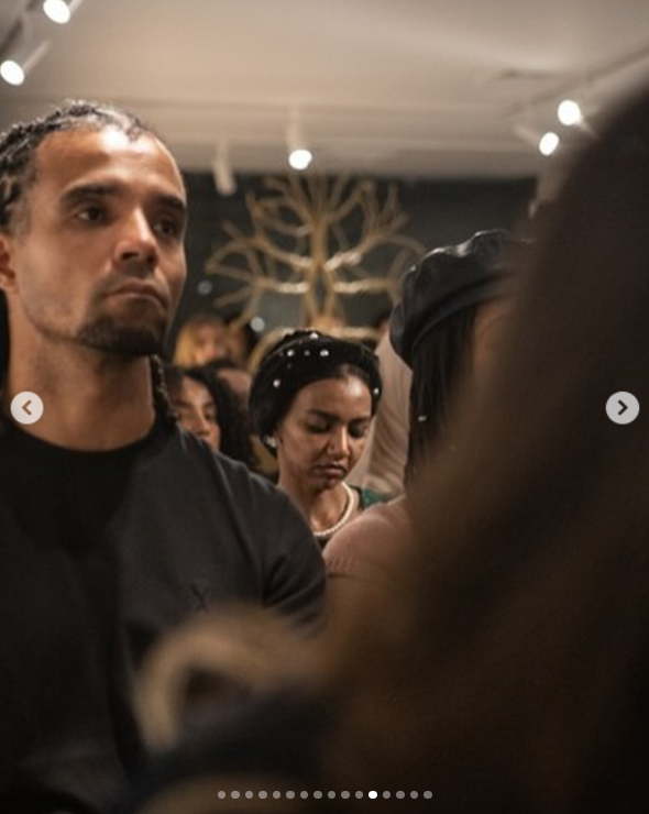 Akala parece serio, escuchando la mesa redonda en Atelier Jolie en Nueva York, publicada en septiembre de 2024 | Fuente: Instagram.com/atelierjolieofficial