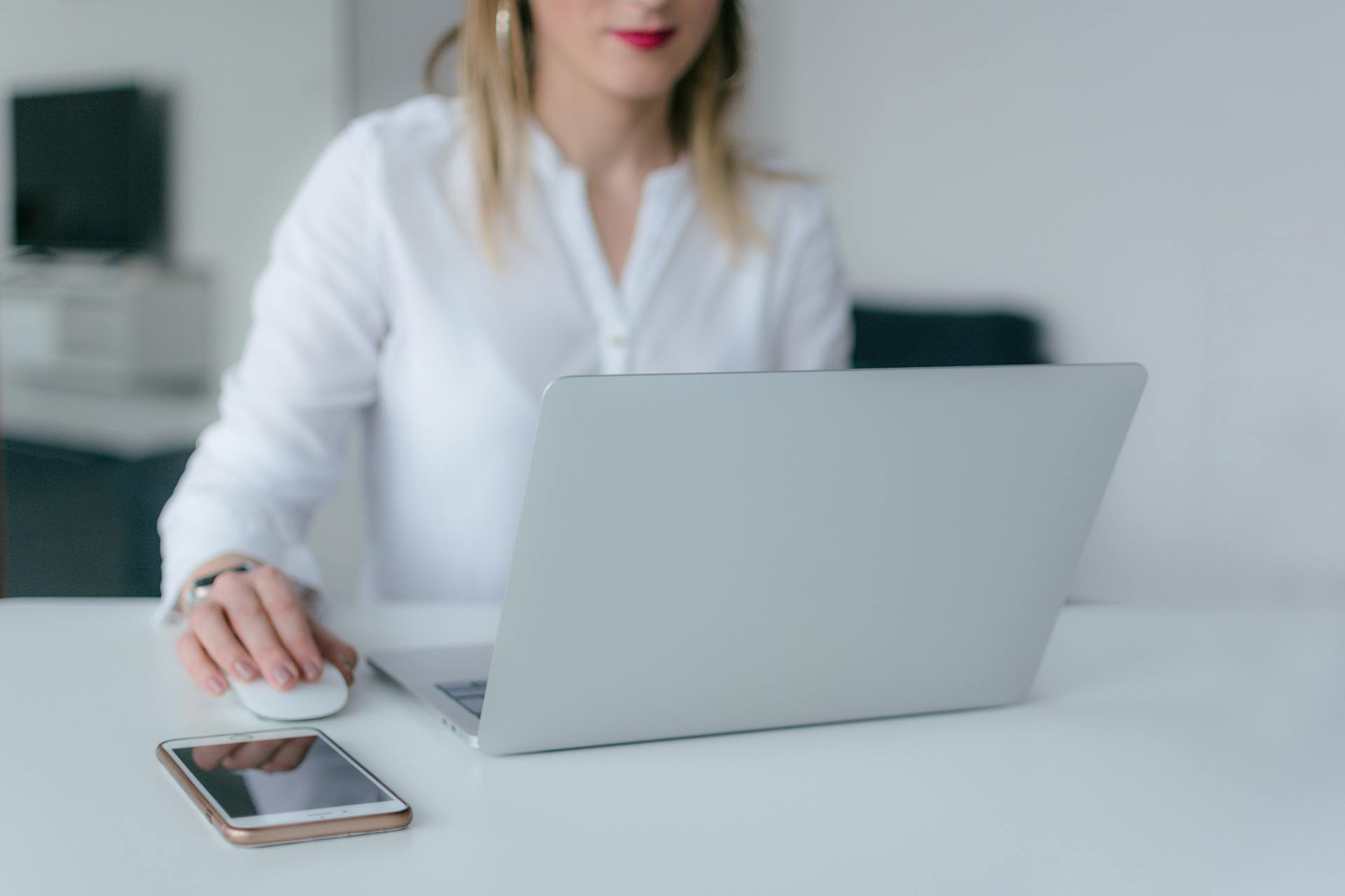 Una mujer utilizando un ordenador portátil | Fuente: Pexels